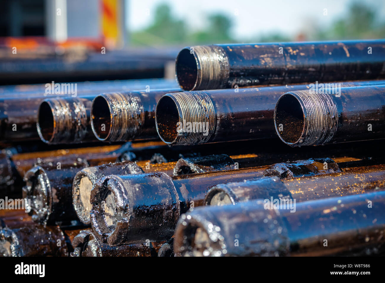 Öl des Bohrgestänges. Rusty Bohrgestänge wurden in den gut Abschnitt gebohrt. Downhole-daten Bohranlage. Verlegung der Rohrleitung auf dem Deck. Blick auf die Shell von Drill pip Stockfoto