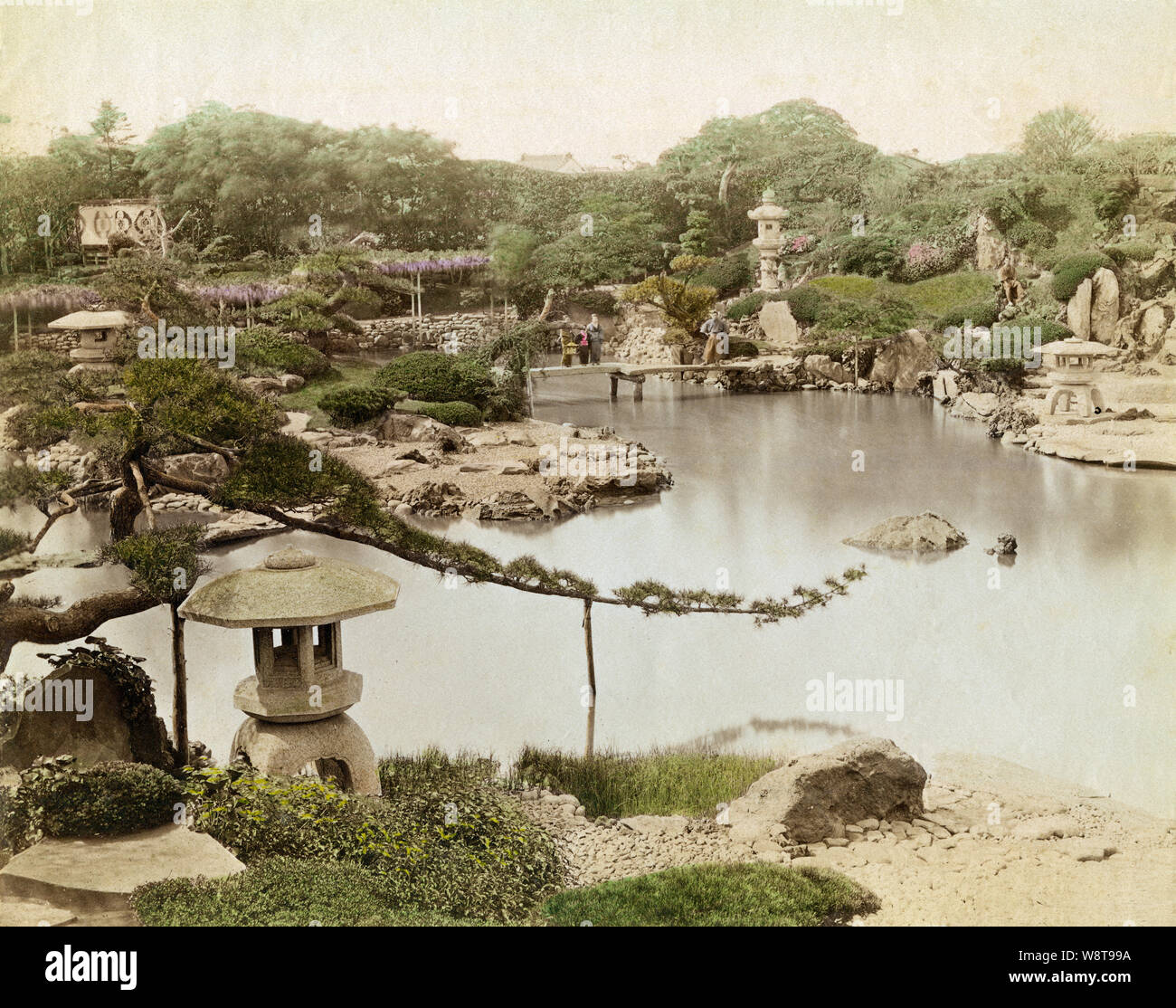 [1890s Japan - Hotta japanischer Garten, Tokio] - Der Teien (japanischer Garten) in der Villa der Familie Hotta der Sakura Han Domain (佐倉藩) in Tokio (堀田庭園). Das Grundstück wurde von Sapporo Brauerei im Jahr 1900 gekauft. Die Asahi Bier Gebäude und Sumida Ward Office sind jetzt hier zu finden ist. In Kusakabe Kimbei Katalog aufgeführt, sondern auch um das Image zu Kozaburo Tamamura zugeschrieben. 19 Vintage albumen Foto. Stockfoto