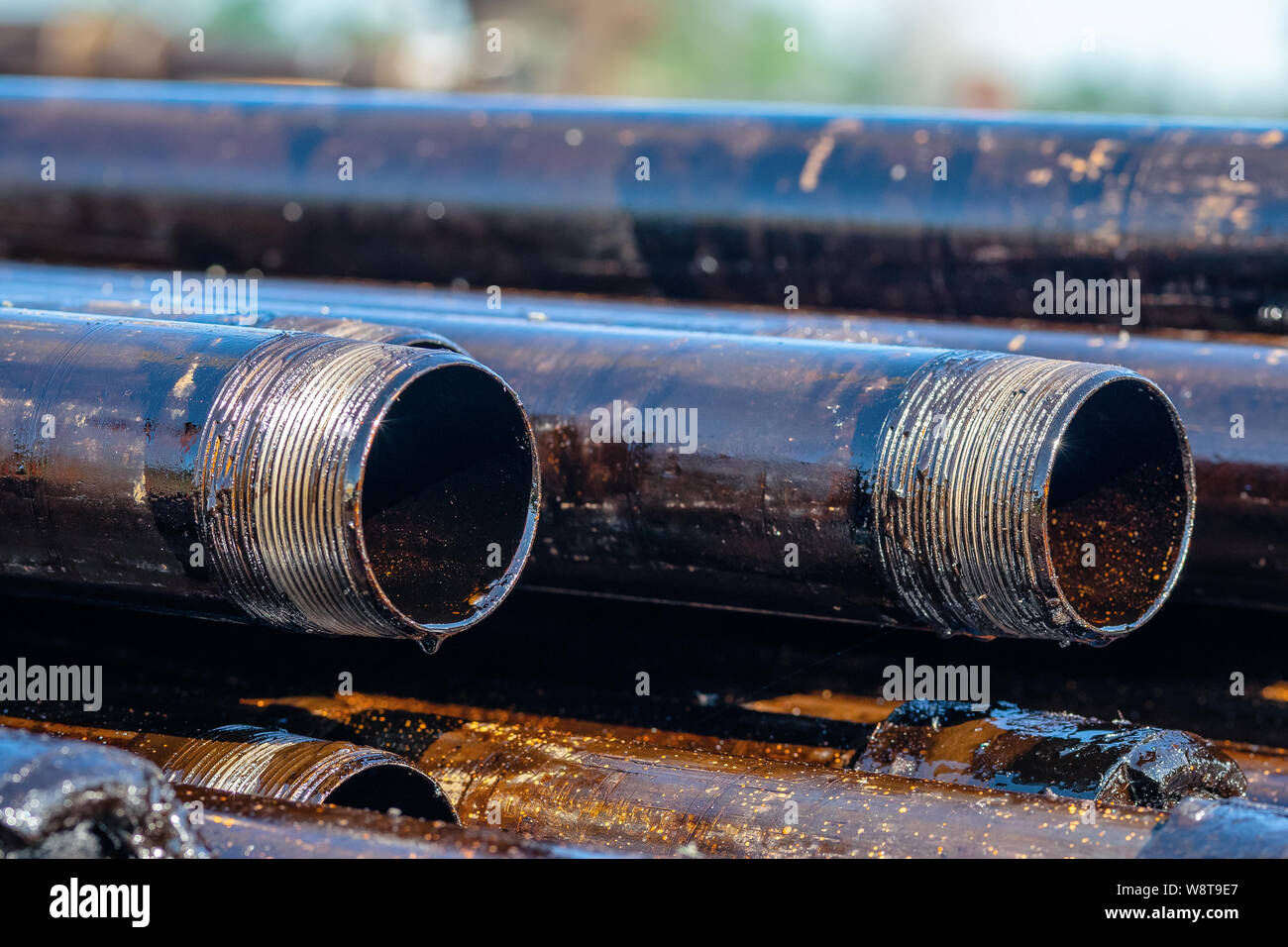 Öl des Bohrgestänges. Rusty Bohrgestänge wurden in den gut Abschnitt gebohrt. Downhole-daten Bohranlage. Verlegung der Rohrleitung auf dem Deck. Blick auf die Shell von Drill pip Stockfoto