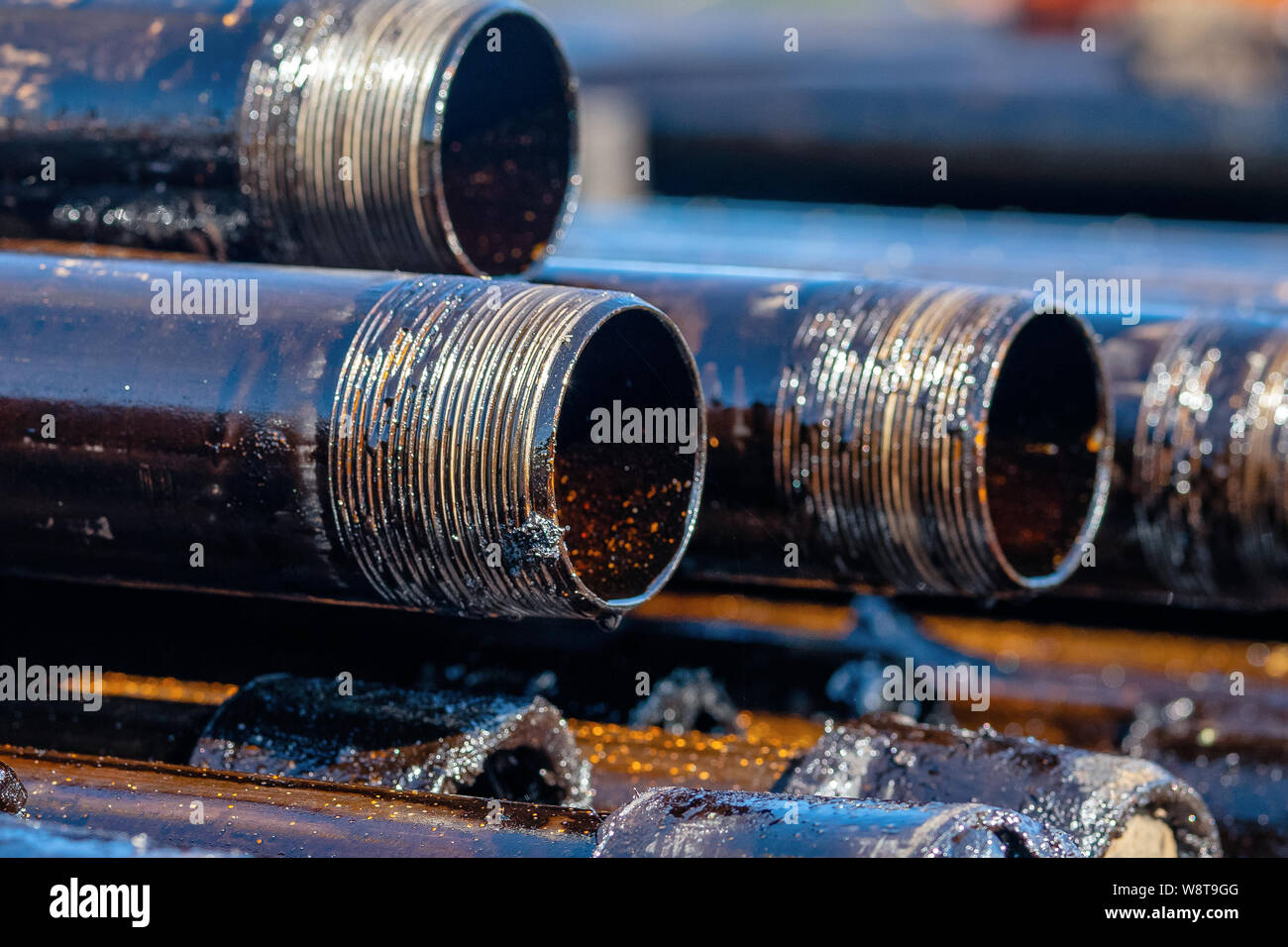 Öl des Bohrgestänges. Rusty Bohrgestänge wurden in den gut Abschnitt gebohrt. Downhole-daten Bohranlage. Verlegung der Rohrleitung auf dem Deck. Blick auf die Shell von Drill pip Stockfoto
