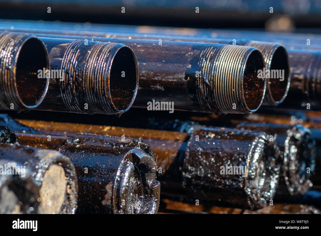 Öl des Bohrgestänges. Rusty Bohrgestänge wurden in den gut Abschnitt gebohrt. Downhole-daten Bohranlage. Verlegung der Rohrleitung auf dem Deck. Blick auf die Shell von Drill pip Stockfoto