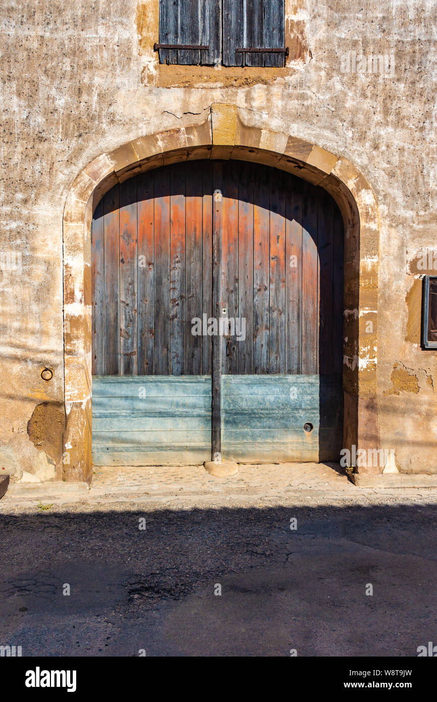 Double gate Türen auf alten Bauernhof Gebäude Stockfoto