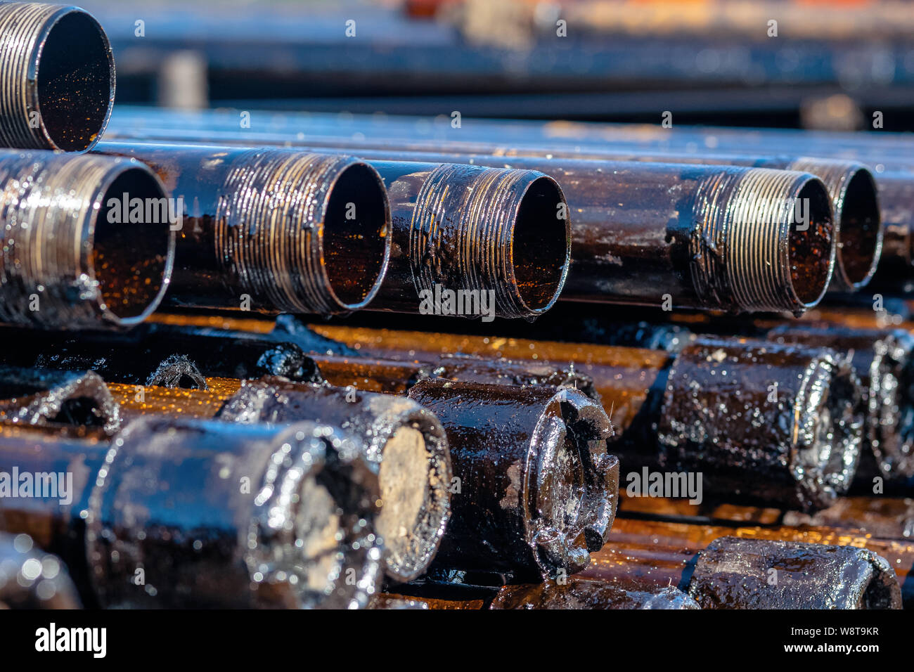 Öl des Bohrgestänges. Rusty Bohrgestänge wurden in den gut Abschnitt gebohrt. Downhole-daten Bohranlage. Verlegung der Rohrleitung auf dem Deck. Blick auf die Shell von Drill pip Stockfoto