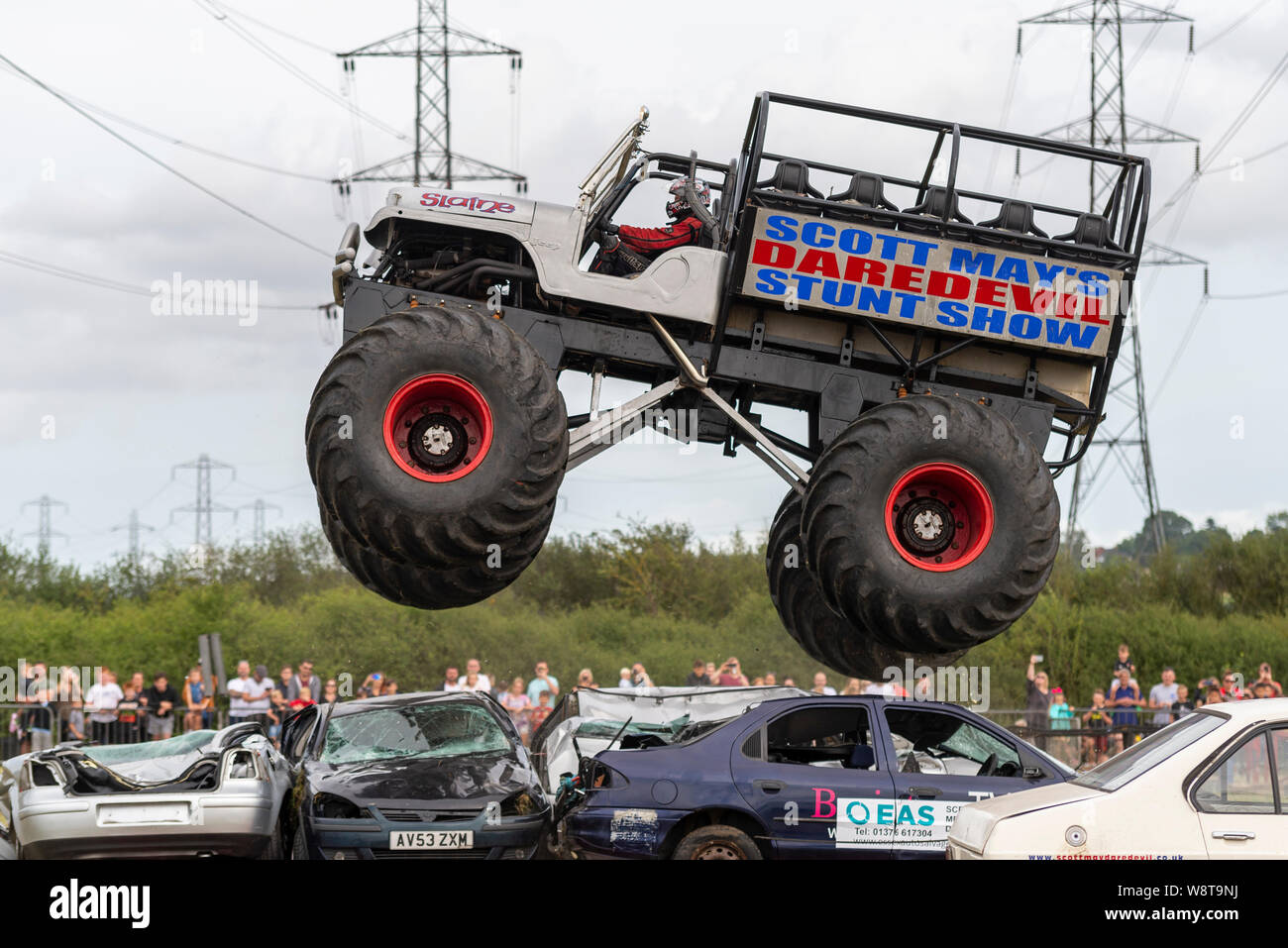 Scott's Mai waghalsigen Stunt Show tourt seit fast 30 Jahren. Die Show besteht aus Stunts und Sprünge von einer Vielzahl von Fahrzeugen, einschließlich einem Monster Truck durchgeführt Stockfoto