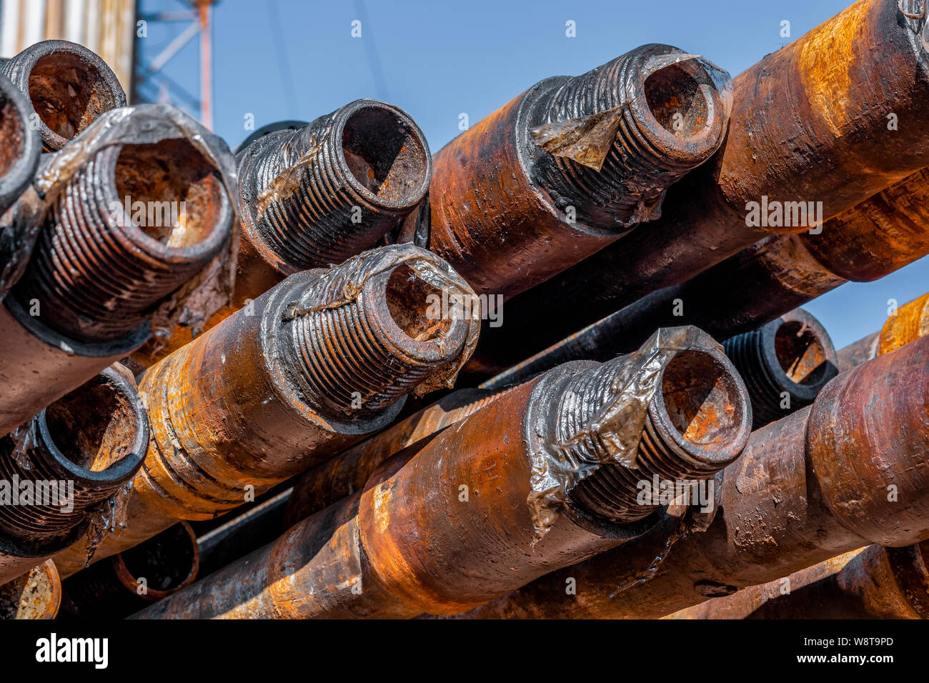 Öl des Bohrgestänges. Rusty Bohrgestänge wurden in den gut Abschnitt gebohrt. Downhole-daten Bohranlage. Verlegung der Rohrleitung auf dem Deck. Blick auf die Shell von Drill pip Stockfoto