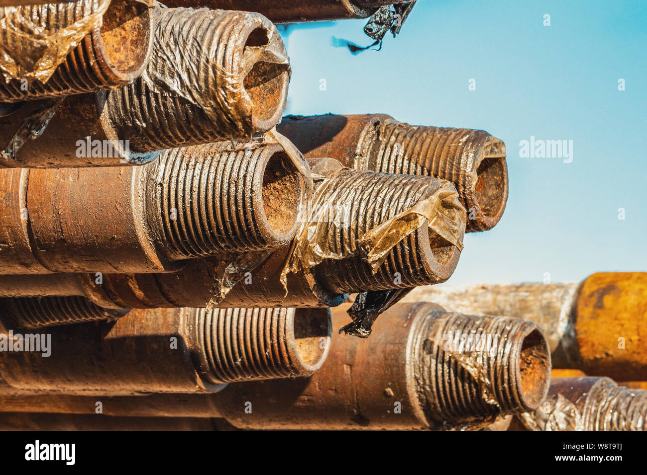 Öl des Bohrgestänges. Rusty Bohrgestänge wurden in den gut Abschnitt gebohrt. Downhole-daten Bohranlage. Verlegung der Rohrleitung auf dem Deck. Blick auf die Shell von Drill pip Stockfoto