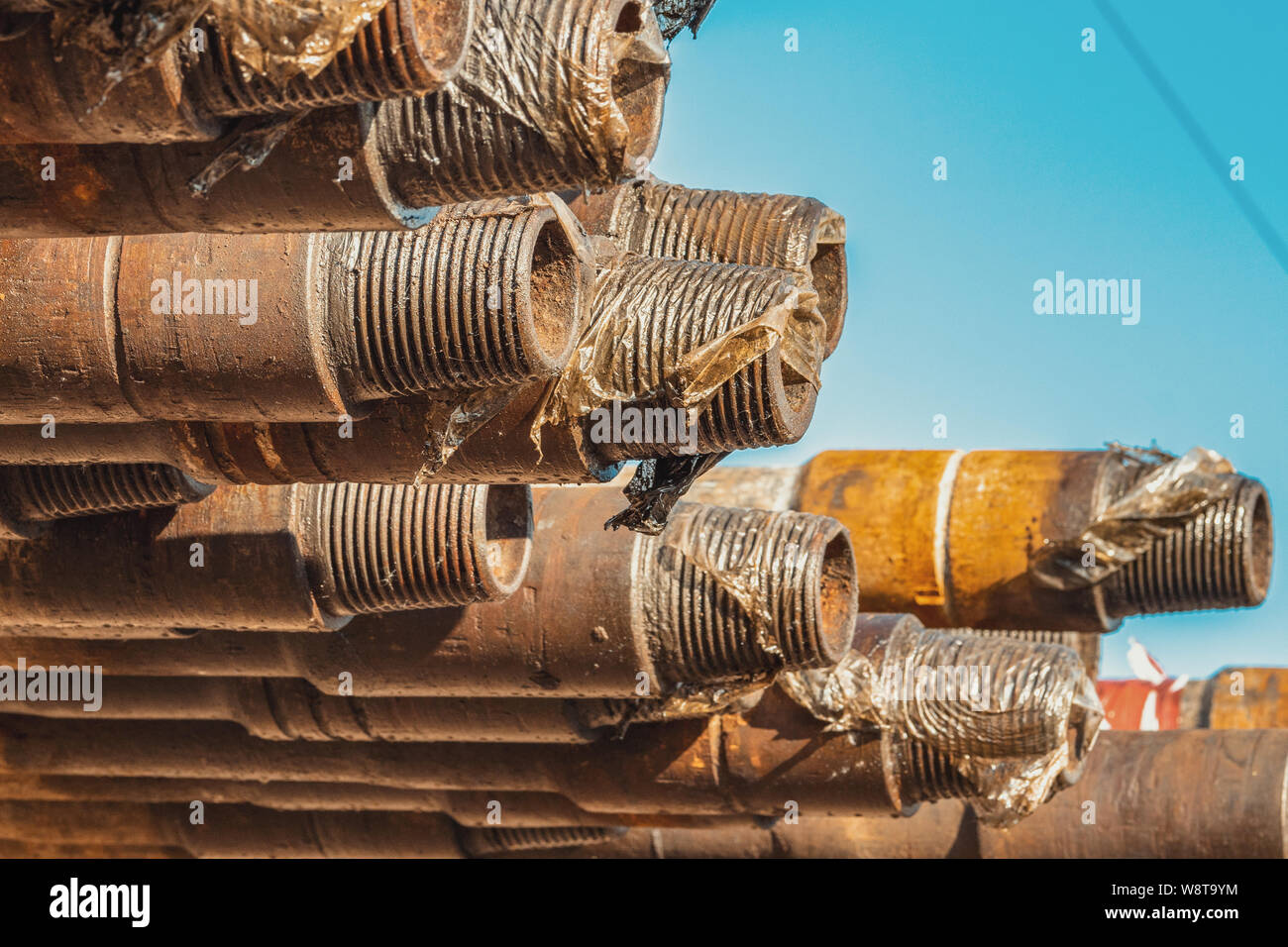 Öl des Bohrgestänges. Rusty Bohrgestänge wurden in den gut Abschnitt gebohrt. Downhole-daten Bohranlage. Verlegung der Rohrleitung auf dem Deck. Blick auf die Shell von Drill pip Stockfoto