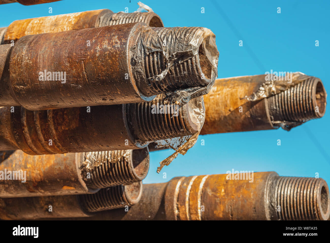 Öl des Bohrgestänges. Rusty Bohrgestänge wurden in den gut Abschnitt gebohrt. Downhole-daten Bohranlage. Verlegung der Rohrleitung auf dem Deck. Blick auf die Shell von Drill pip Stockfoto