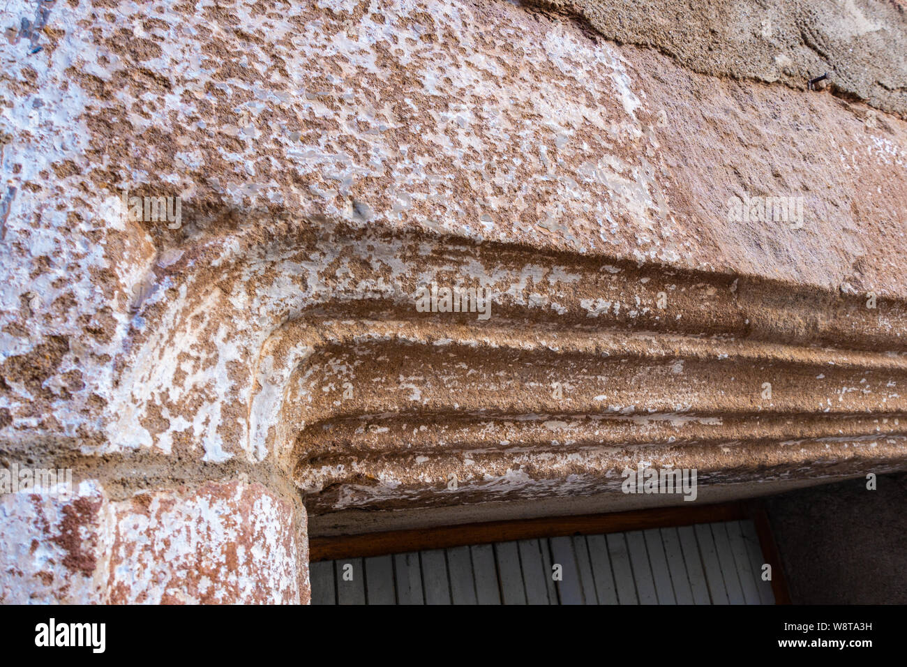 Closeup Detail aus Stein Sturz über rustikale Fenster in Frankreich Stockfoto