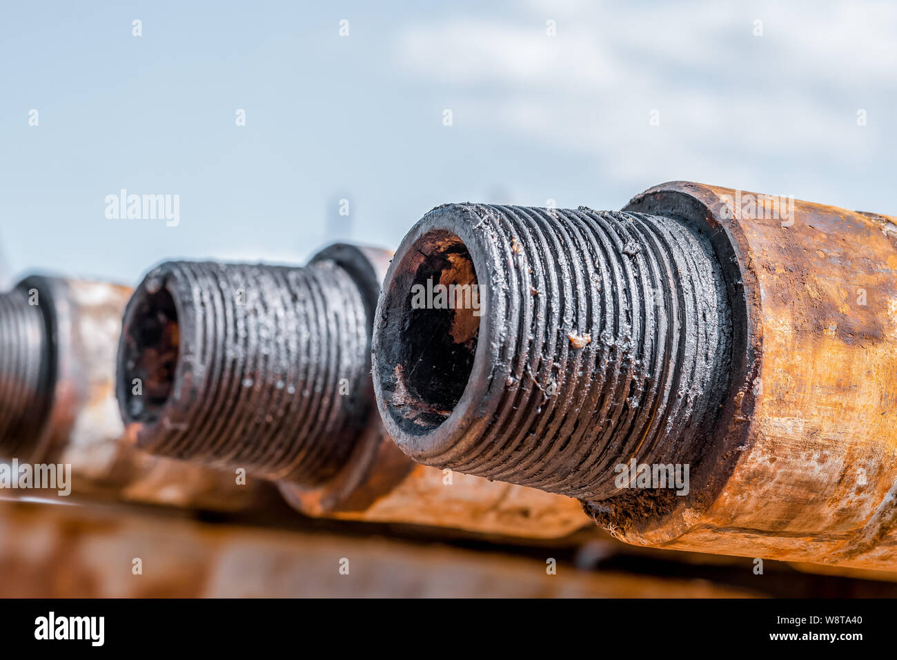 Öl des Bohrgestänges. Rusty Bohrgestänge wurden in den gut Abschnitt gebohrt. Downhole-daten Bohranlage. Verlegung der Rohrleitung auf dem Deck. Blick auf die Shell von Drill pip Stockfoto