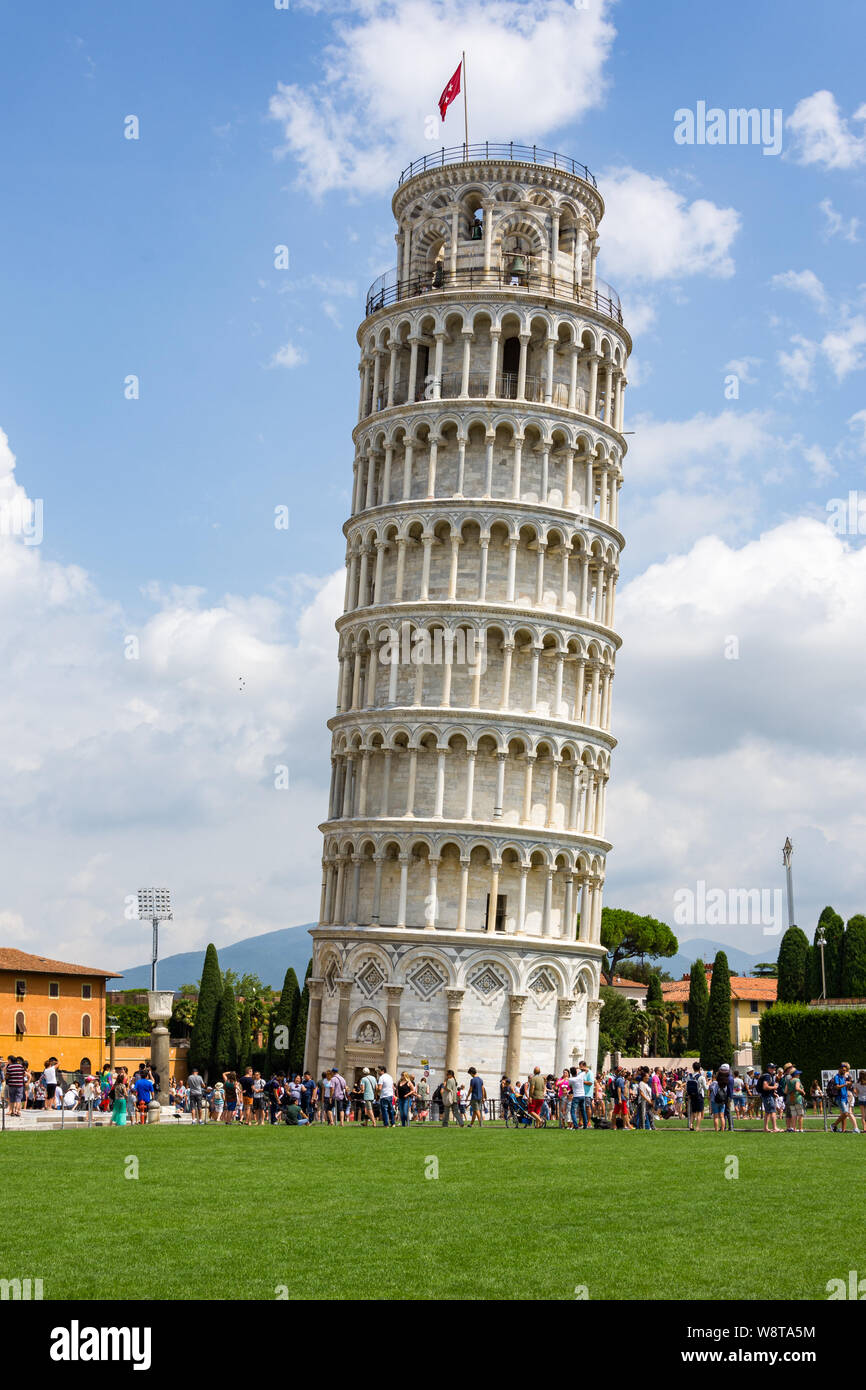 Der Turm von Pisa ist das wohl bekannteste schiefe Turm der Welt als auch eine allgemein bekannte Denkmal, Italien Stockfoto