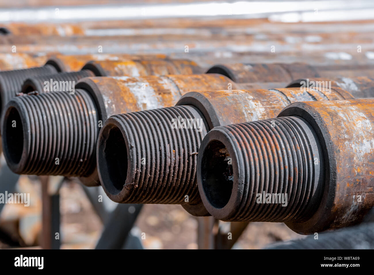 Öl des Bohrgestänges. Rusty Bohrgestänge wurden in den gut Abschnitt gebohrt. Downhole-daten Bohranlage. Verlegung der Rohrleitung auf dem Deck. Blick auf die Shell von Drill pip Stockfoto