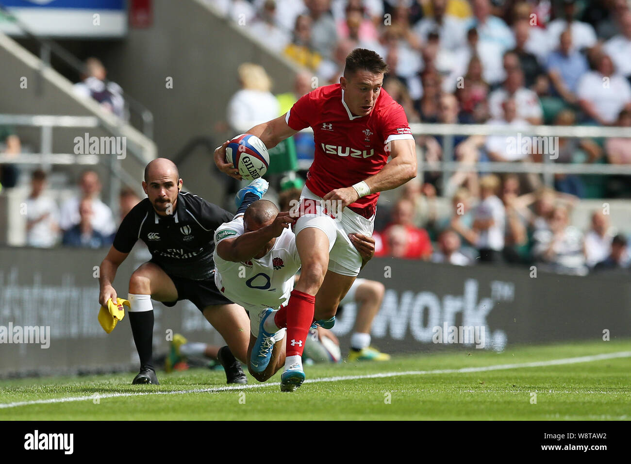 London, Großbritannien. 11 Aug, 2019. Josh Adams von Wales erhält hinter einem von Jonathan Joseph von England zu bekämpfen. England v Wales, Quilter internationalen Rugby in Twickenham Stadium in London am Sonntag, den 11. August 2019. Bitte beachten Sie die Bilder sind nur für den redaktionellen Gebrauch bestimmt. pic von Andrew Obstgarten/Andrew Orchard sport Fotografie/Alamy Live news Credit: Andrew Orchard sport Fotografie/Alamy leben Nachrichten Stockfoto