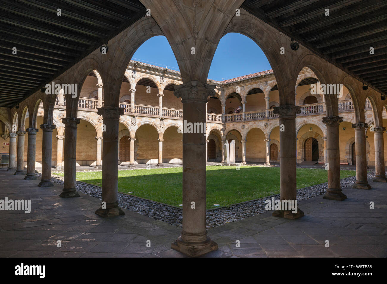 Terrasse an der Universität Sancti Spiritus (Universität des Heiligen Geistes), 16. Jahrhundert, plateresken Stil, in Oñati, Baskenland, Spanien Stockfoto