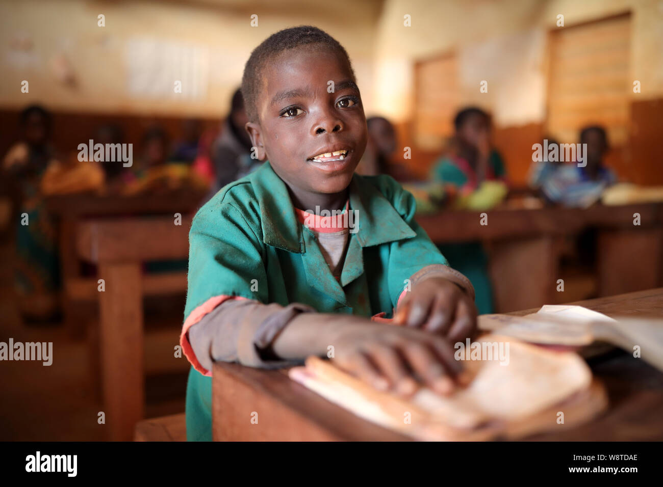 Student in einem Klassenzimmer einer Grundschule in einem abgelegenen Dorf in der Nähe von ntchisi. Malawi ist eines der ärmsten Länder der Welt. Stockfoto