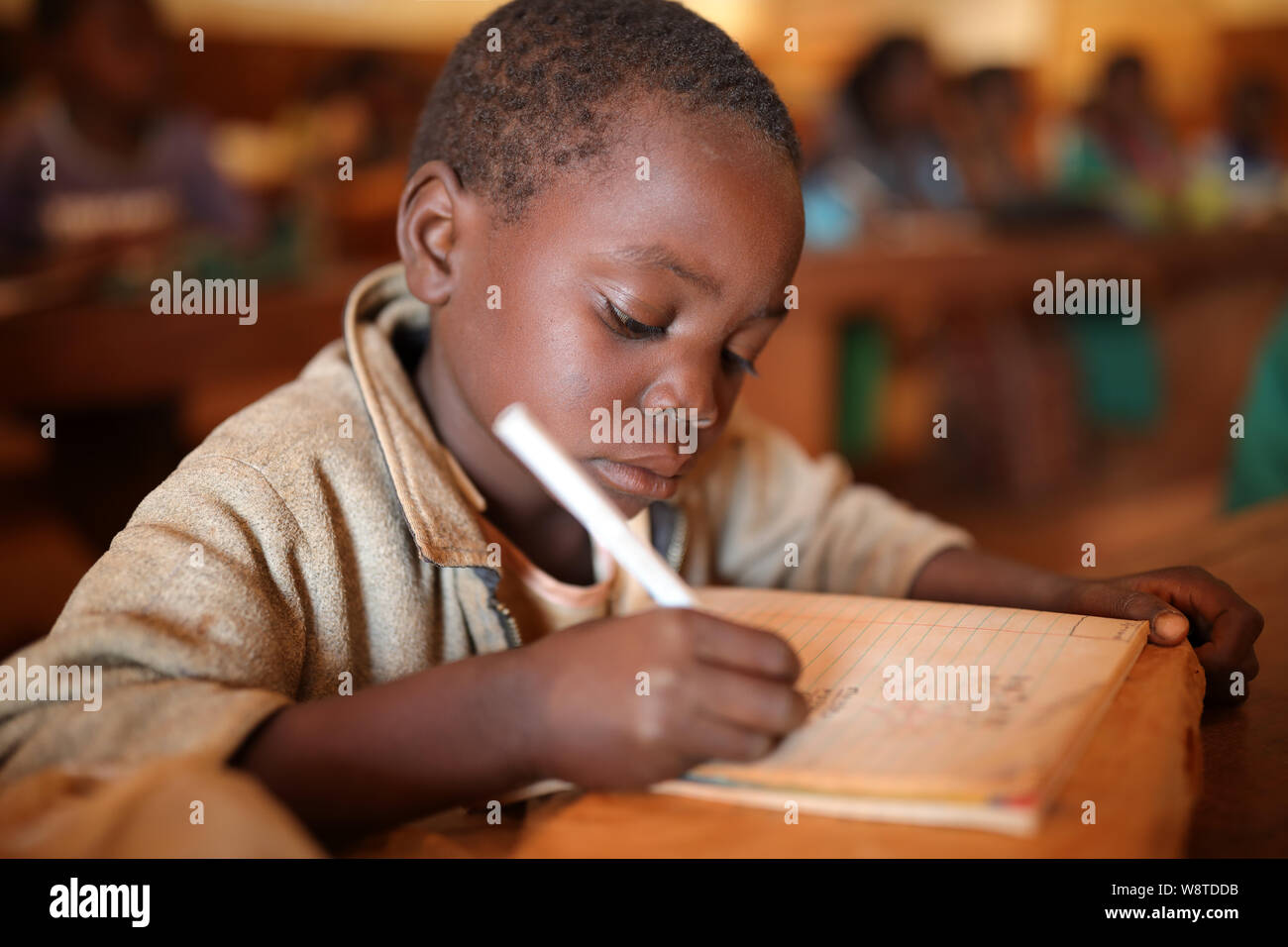 Student in einem Klassenzimmer einer Grundschule in einem abgelegenen Dorf in der Nähe von ntchisi. Malawi ist eines der ärmsten Länder der Welt. Stockfoto