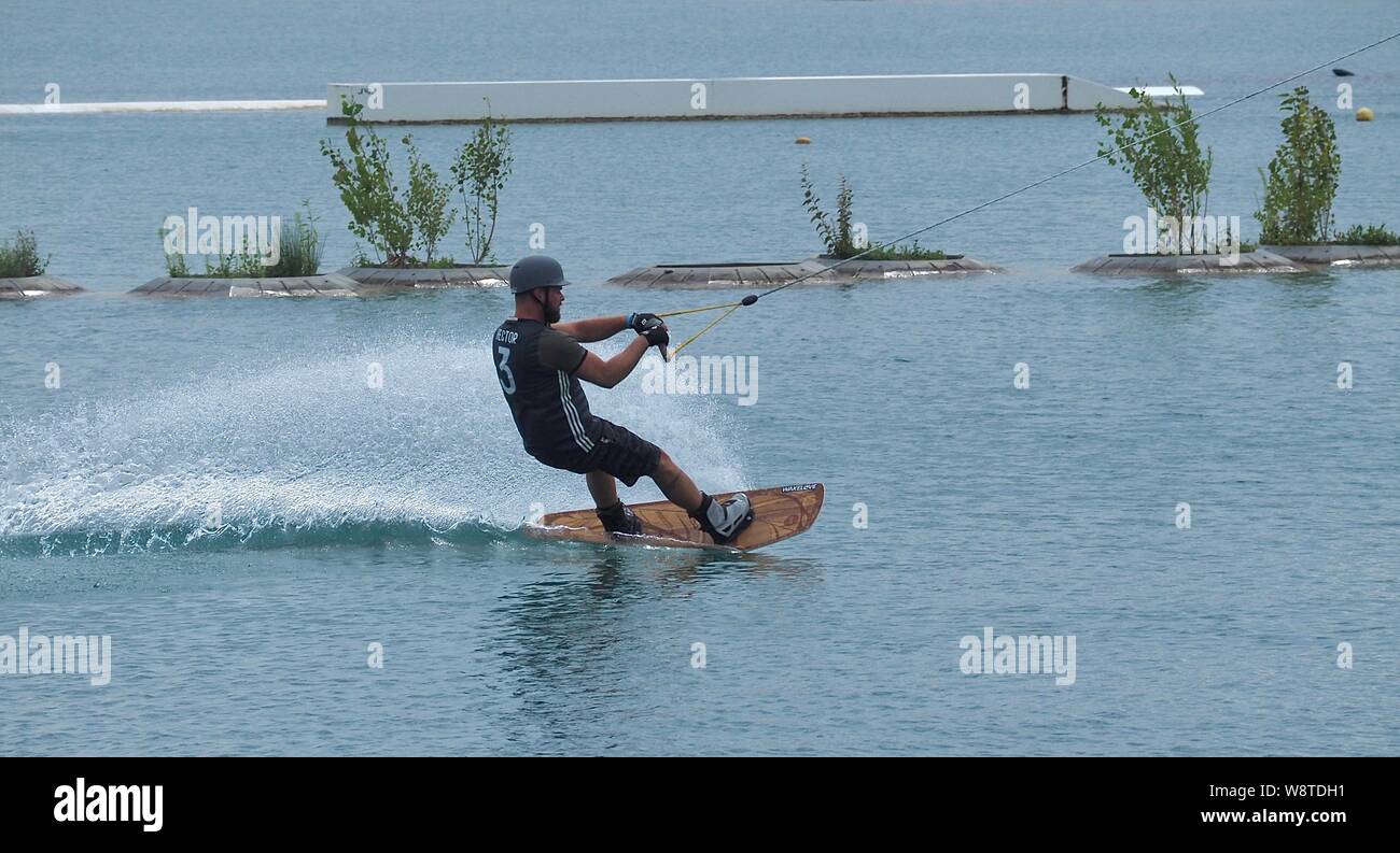 Ein Mann tun, Sport, Wasser Ski auf Snowboard Stockfoto