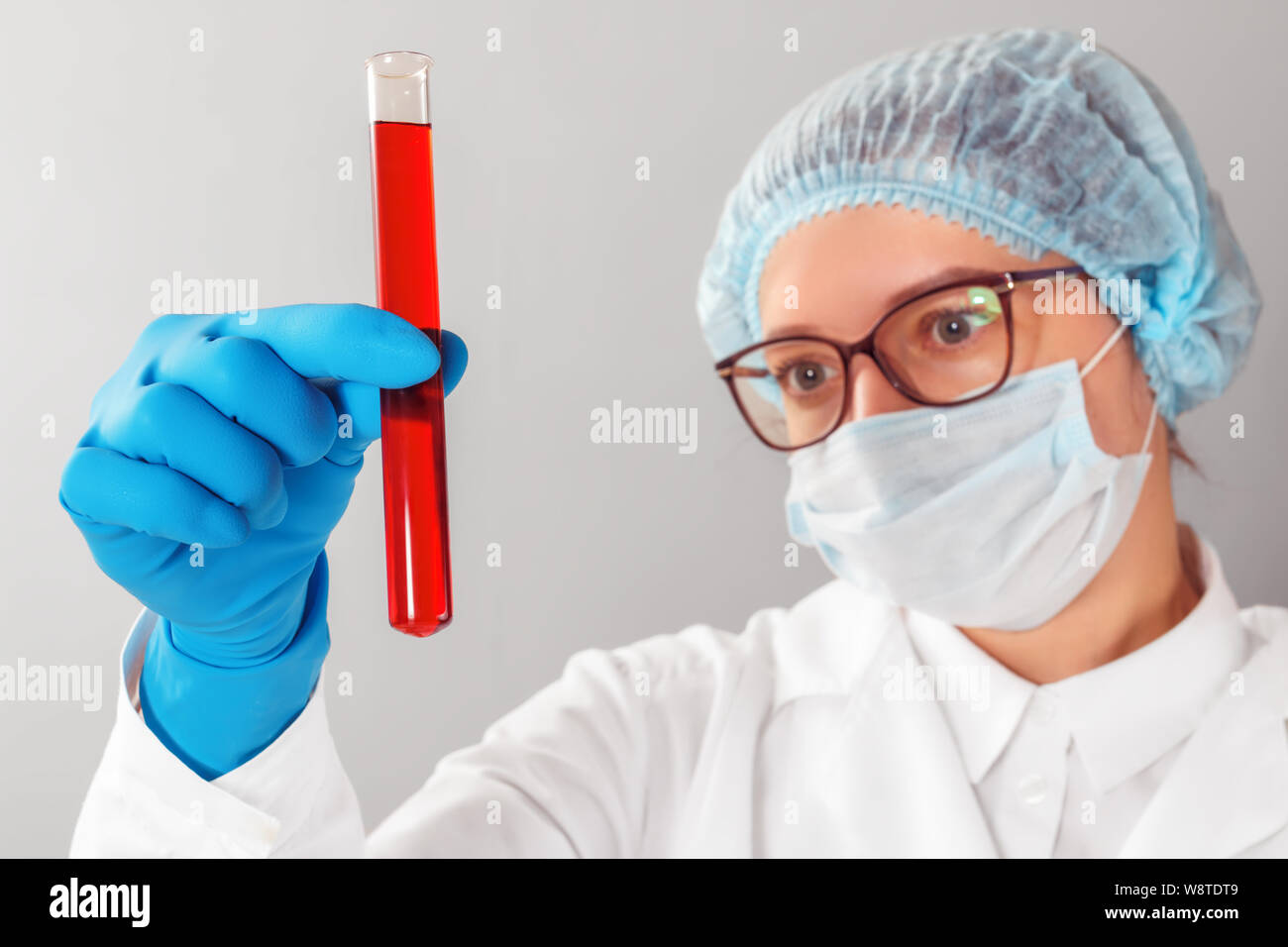 Wissenschaftlerin in ein Reagenzglas in einem Labor. Stockfoto