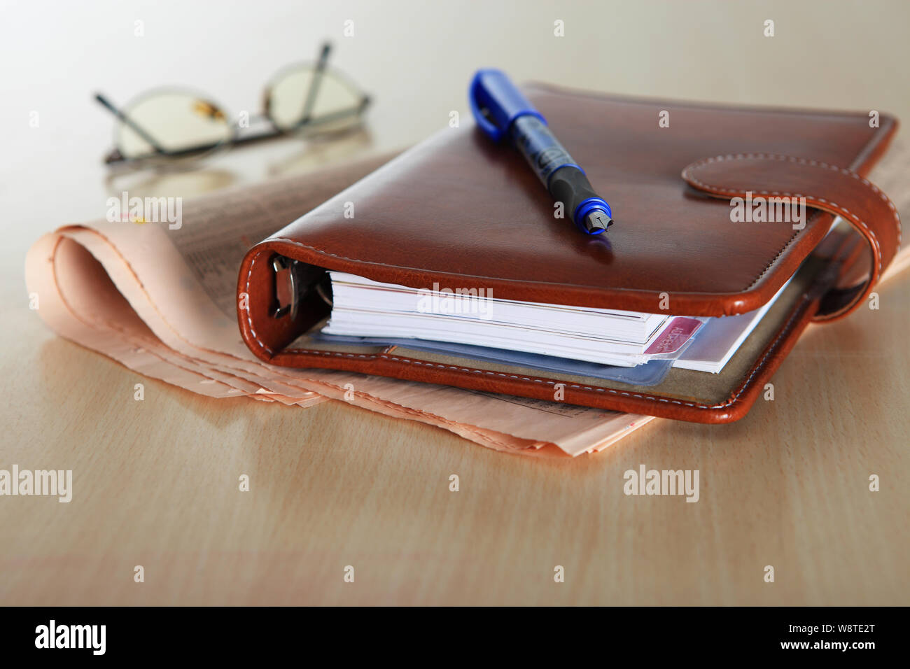 Terminplaner und Stift auf einer Finanzzeitung Stockfoto