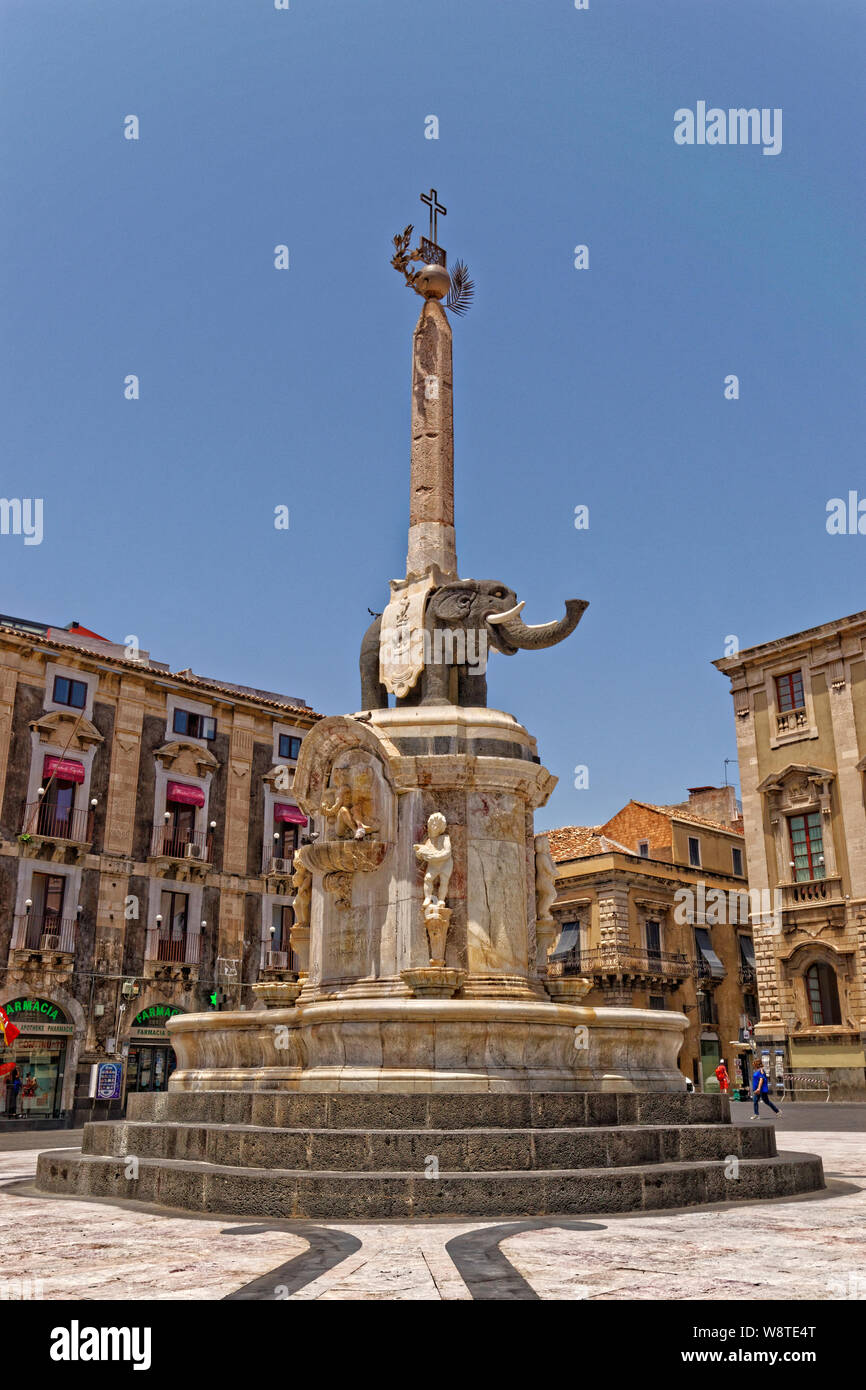 Fontana dell'Elefante in der Piazza del Duomo in Catania, Sizilien, Italien. Stockfoto