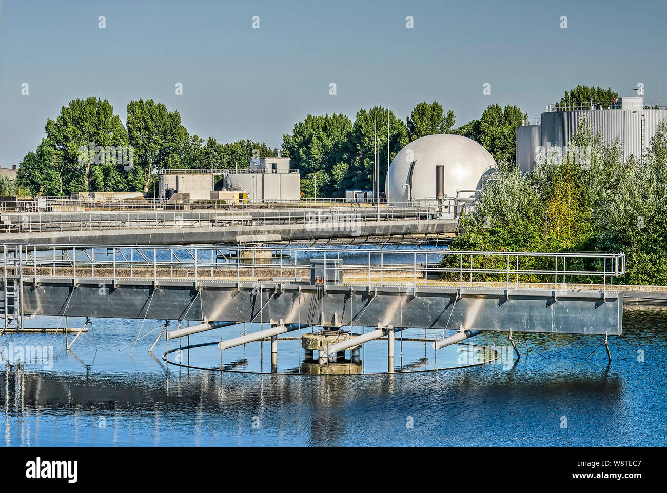 Zwolle, Niederlande, 26. Juli 2019: Blick auf die Installationen in der Abwasserbehandlung und Wasseraufbereitung Anlage Stockfoto