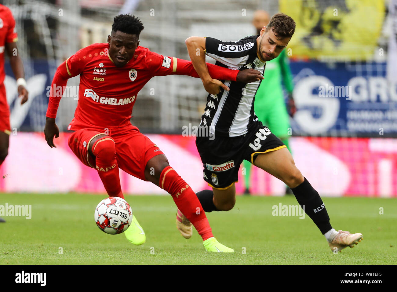 CHARLEROI, Belgien - 11 AUGUST: Martin Hong von Antwerpen Stergos Marinos von Charleroi Kampf um den Ball während der Jupiler Pro League Spieltag 3 zwischen Sporting Charleroi und Royal Antwerpen Fc am 11. August 2019 in Charleroi, Belgien. (Foto von David Pin Stockfoto