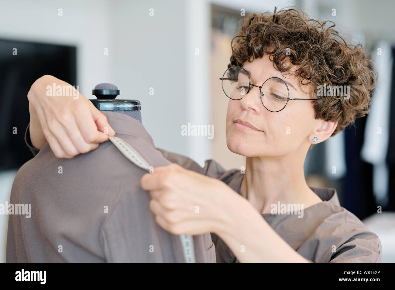 Junge weibliche maßgeschneiderte Messen Schulter Länge des unfertigen Jacke mannequin Stockfoto