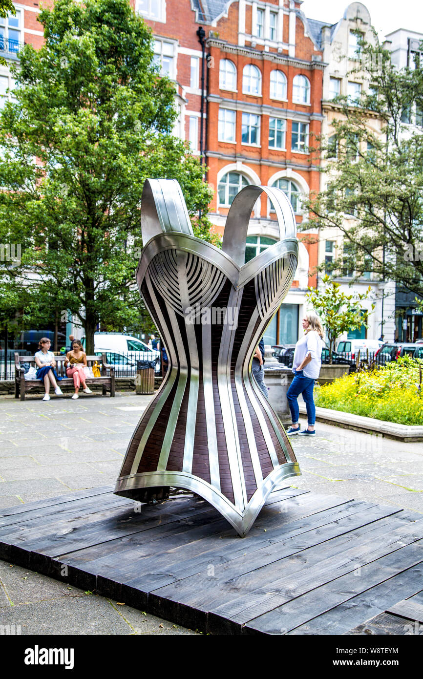 Riesige korsett Skulptur von Kalliopi Lemos in Golden Square, Soho, London, UK Stockfoto