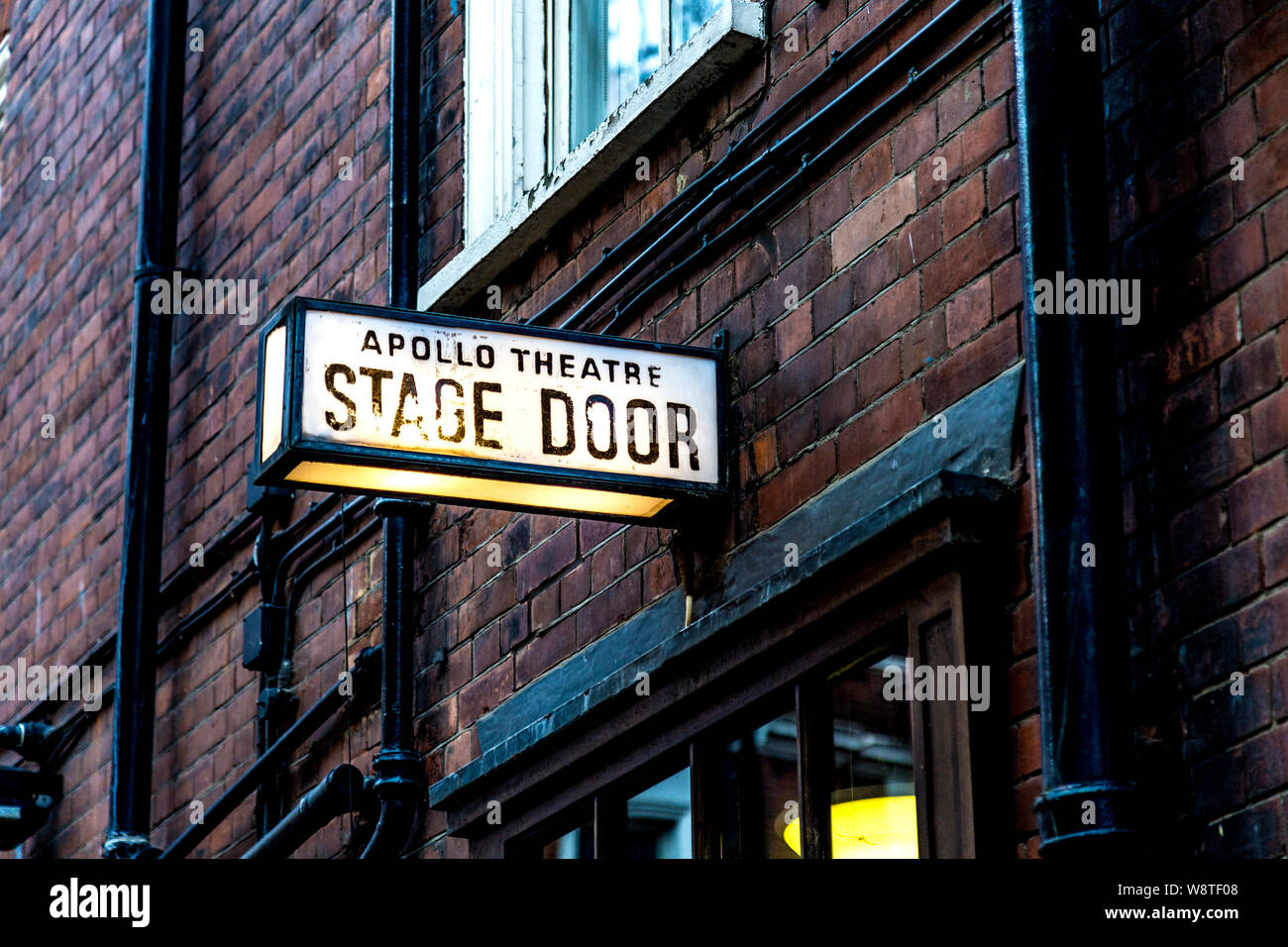 Stage Door Zeichen an einem Theater (Apollo Theater, London, UK) Stockfoto