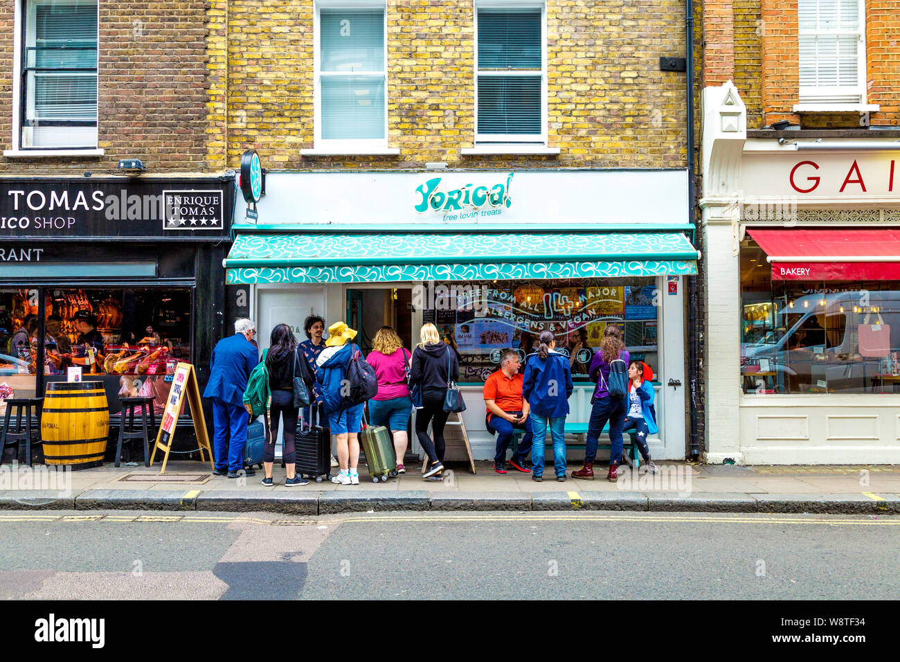 Menge vor Yorica Eisdiele in Wardour Street, Soho, London, UK Stockfoto