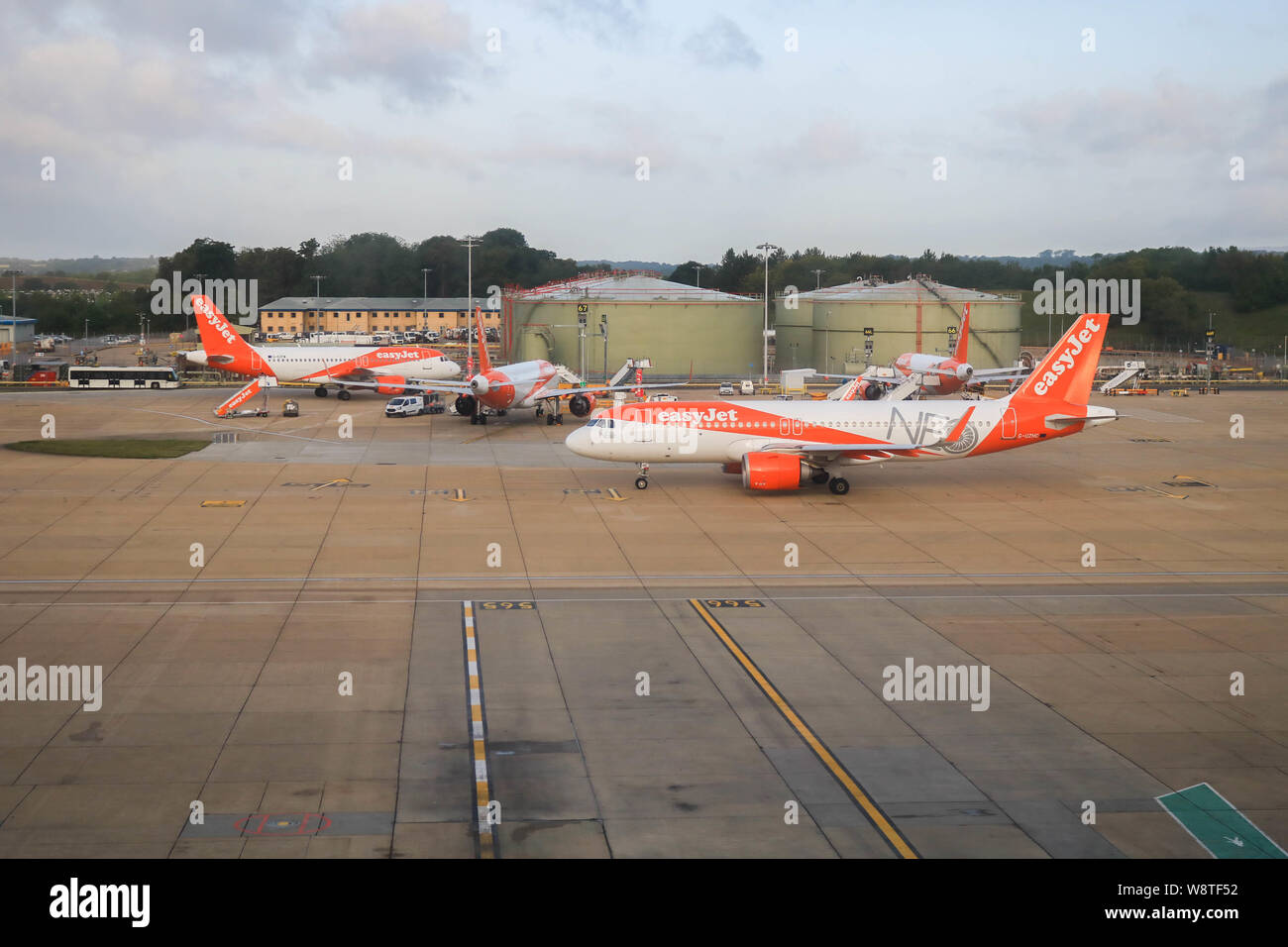 London, Großbritannien. 11 Aug, 2019. Eine EasyJet Flugzeug auf der Landebahn von Gatwick Airport in London gesehen. Credit: Amer Ghazzal/SOPA Images/ZUMA Draht/Alamy leben Nachrichten Stockfoto