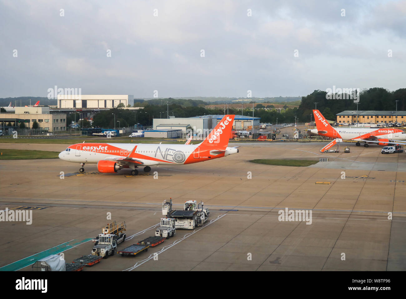 August 11, 2019, London, Vereinigtes Königreich: Ein EasyJet Flugzeug auf der Landebahn von Gatwick Airport in London gesehen. (Bild: © Amer Ghazzal/SOPA Bilder über ZUMA Draht) Stockfoto