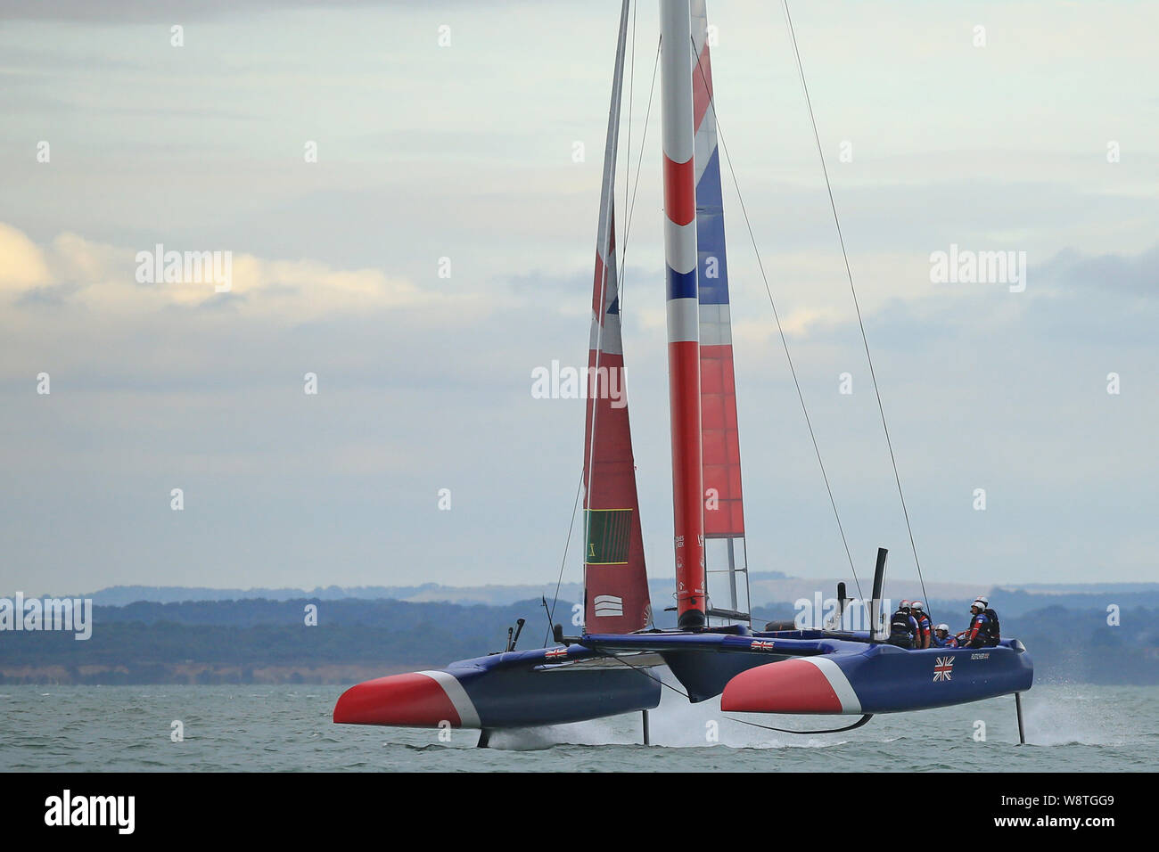 COWES, England. 08.August 2019: Team GBR während einer Ausbildung während der SailGP Rennwochenende in Cowes, Inseln Wight Großbritannien abgehalten. Stockfoto