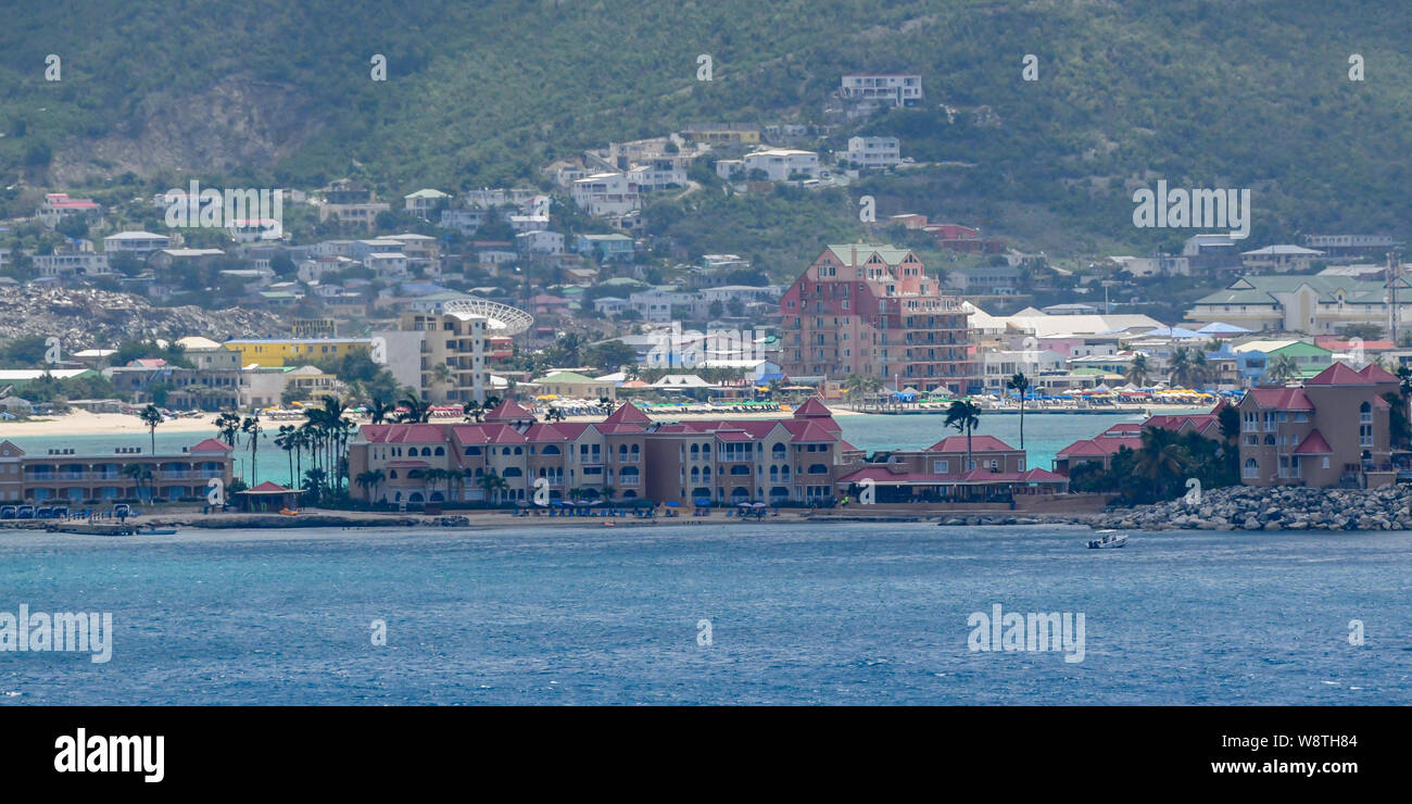 St. Maarten Island Hotel - Sint Maarten Island - Luxushotel in Saint-Martin in der Nähe von Philipsburg - blaues karibisches Erkerwasser Stockfoto