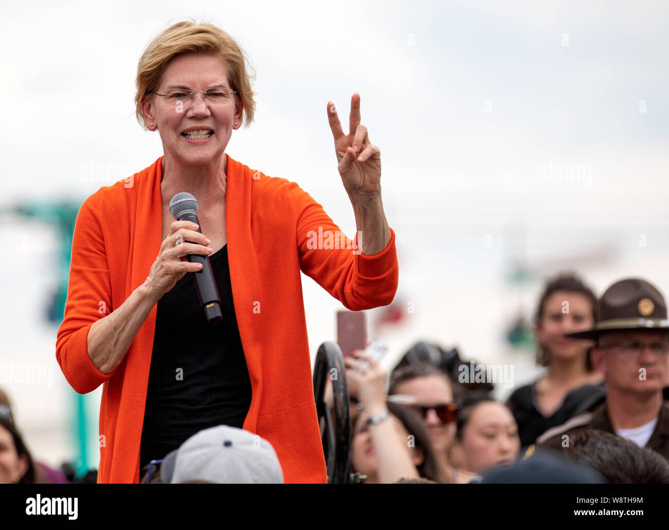 Des Moines, Iowa/USA - 10. August 2019: United States Senator und Demokratische Präsidentschaftskandidat Elizabeth Warren grüßt Unterstützer und spricht mit Stockfoto