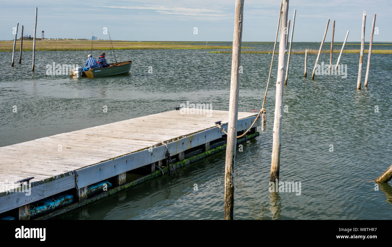 Bootsdock mit Fischern verlassen ihr Glück beim Fischen zu versuchen Stockfoto