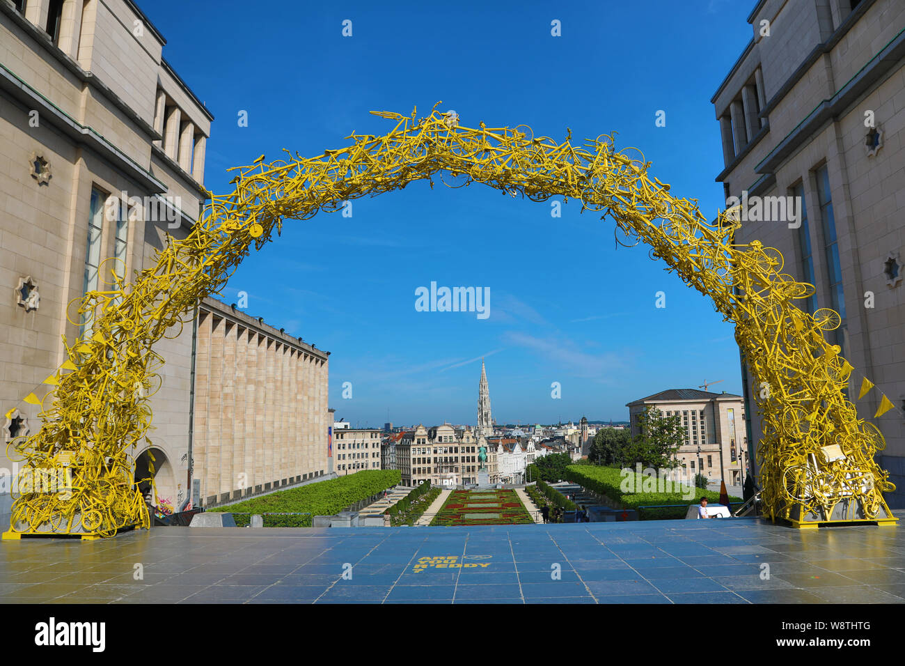 Gelbe Bogen von Fahrrädern am Mont des Arts Gärten und Turm des Rathauses, Brüssel, Belgien erstellt für die Grand abweichen Stockfoto
