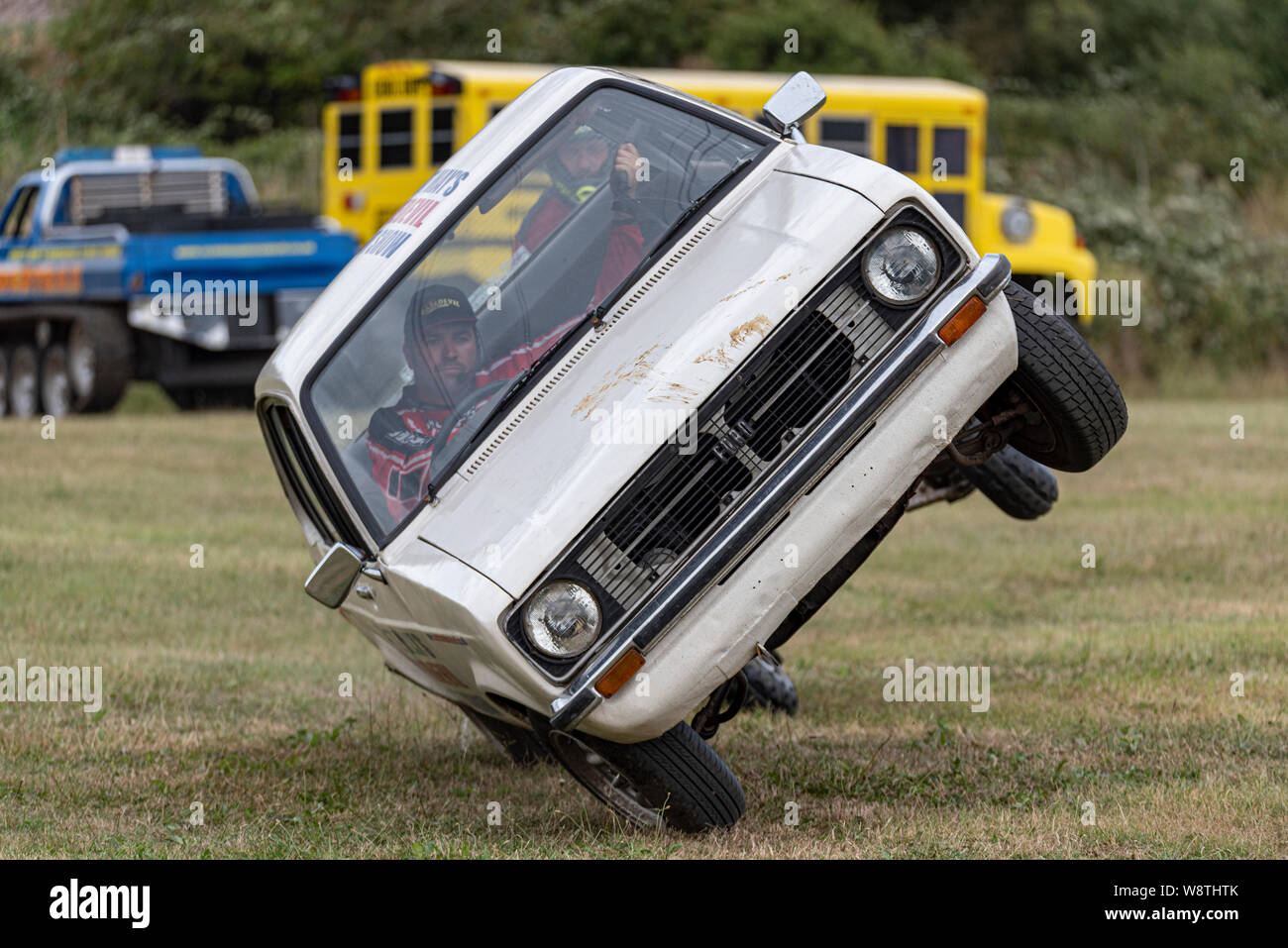 Scott's Mai waghalsigen Stunt Show an Rayleigh, Essex, Großbritannien. Ford Escort auf zwei Rädern. Zwei Rad fahren Stunt. Fahrer Scott Mai Stockfoto