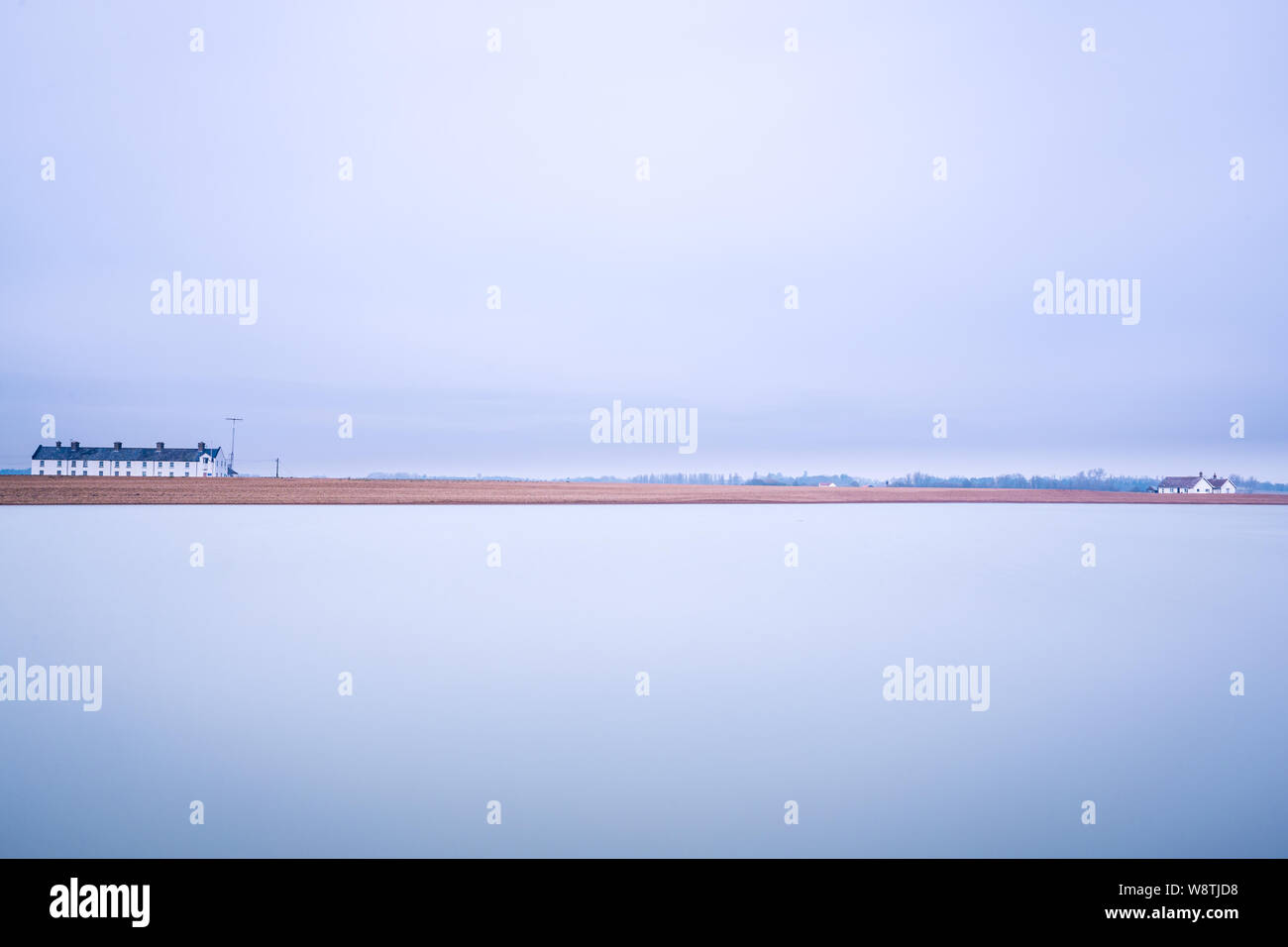 Eine lange Exposition der Wolken und Wasser am Kiesstrand Straße in Suffolk. Das Wasser hat auf einen milchigen Effekt genommen und es gibt eine Menge negativer Platz Stockfoto