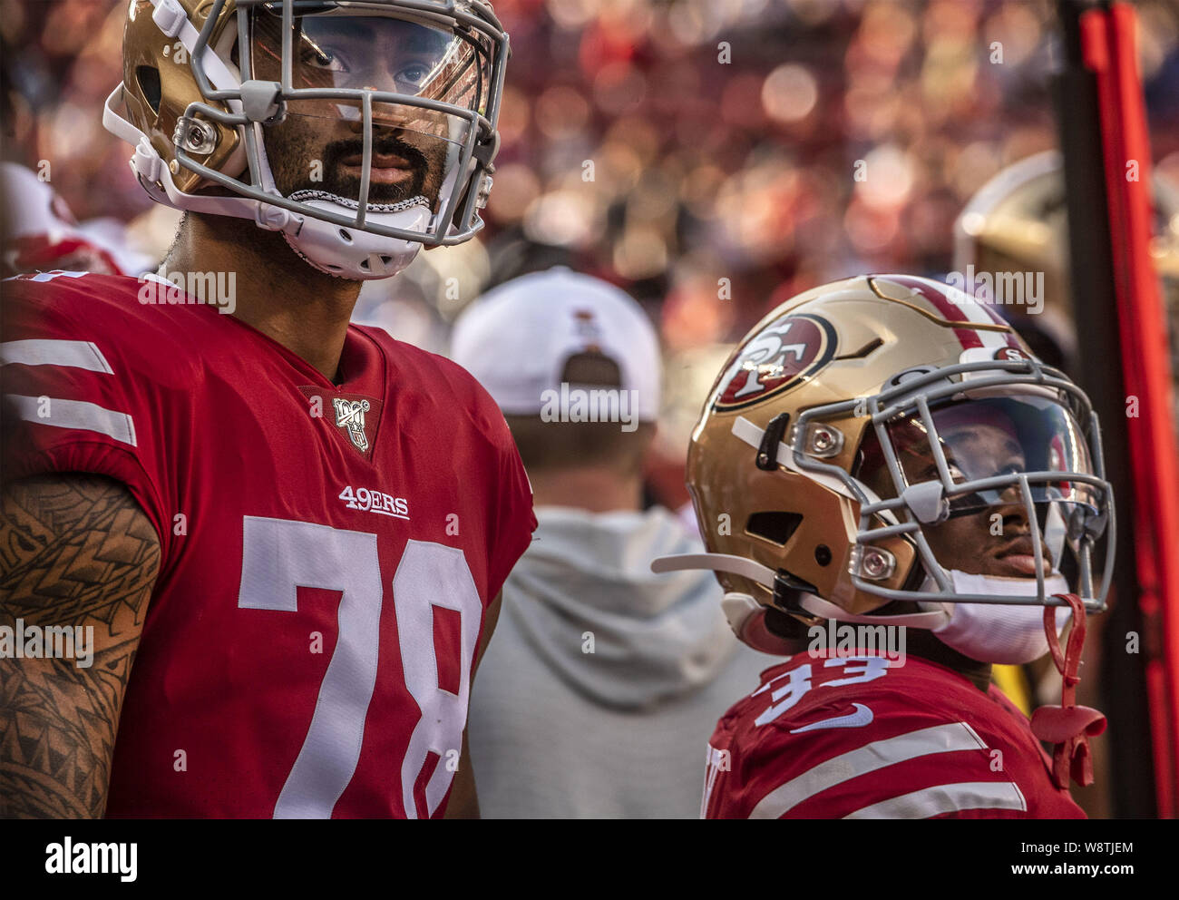 August 10, 2019, Santa Clara, Kalifornien, USA: San Francisco 49ers beleidigender Gerät Shon Coleman (78) und Zurück laufen Austin Walter (33) am Samstag, 10. August 2019, in Levis Stadion in Santa Clara, Kalifornien. Die 49ers besiegten die Cowboys 17-9 in einem preseason Spiel. (Bild: © Al Golub/ZUMA Draht) Stockfoto