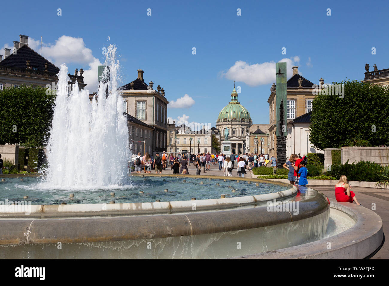 Schloss Amalienborg in Kopenhagen Dänemark - Palast aus dem 17. Jahrhundert, die Heimat der Dänischen Königlichen Familie; und Brunnen, Kopenhagen Dänemark Skandinavien Europa Stockfoto