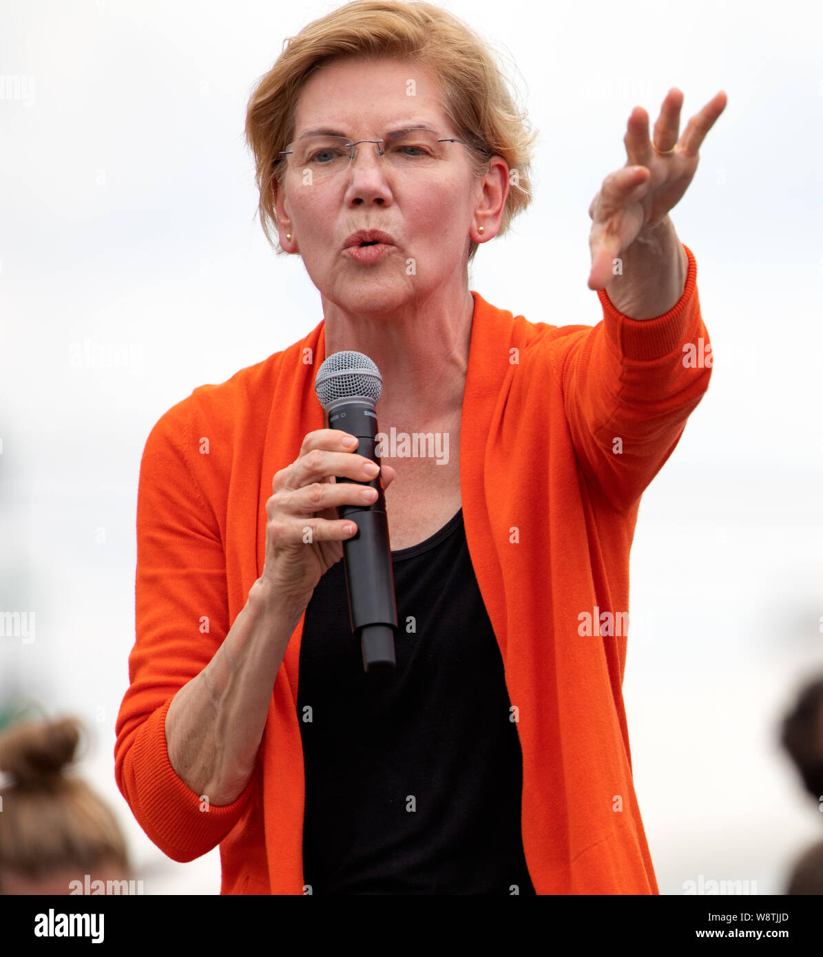 Des Moines, Iowa/USA - 10. August 2019: United States Senator und Demokratische Präsidentschaftskandidat Elizabeth Warren grüßt Unterstützer und spricht mit Stockfoto