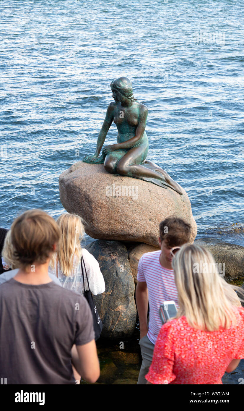 Kopenhagen Ferienwohnungen; Touristen an der Statue der Kleinen Meerjungfrau suchen, Kopenhagen Dänemark Skandinavien Europa Stockfoto