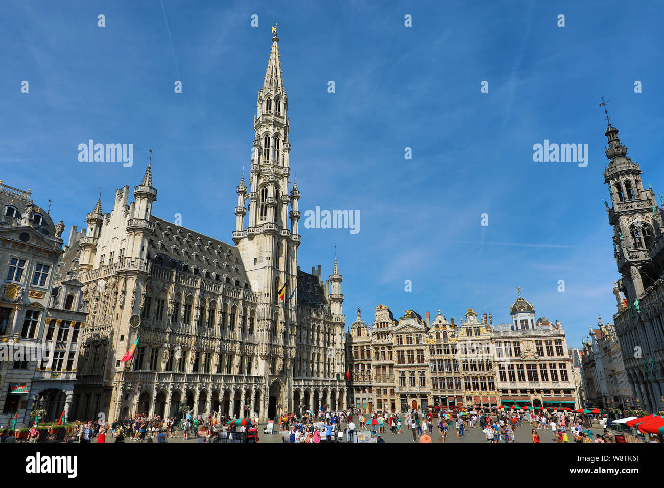 Das Rathaus und die Gebäude der Grand Place oder Grote Markt, Brüssel, Belgien Stockfoto