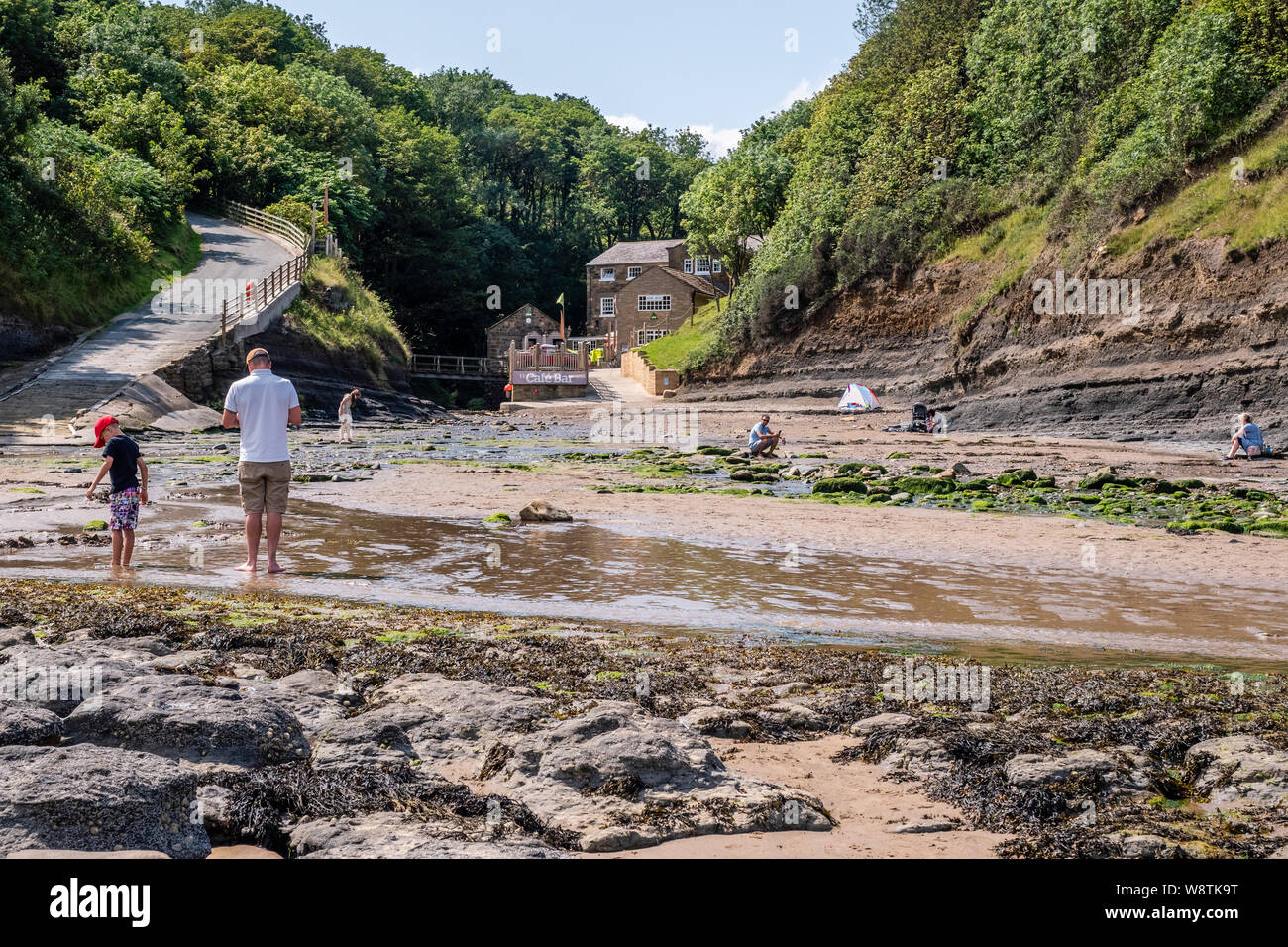 05/08/2019 Robin Hoods Bay, North Yorkshire, Großbritannien Wandern entlang der langen Fußweg von der Cleveland Weg zwischen Scarborough und Robin Hoods Bay Stockfoto