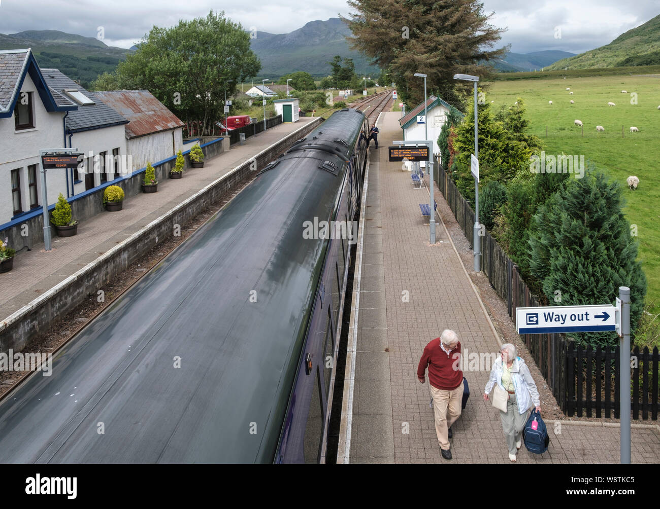 Inverness nach Kyle von lochalsh ScotRail am Bahnhof Strathcarron Station, Wester Ross, NW Highlands von Schottland. Stockfoto