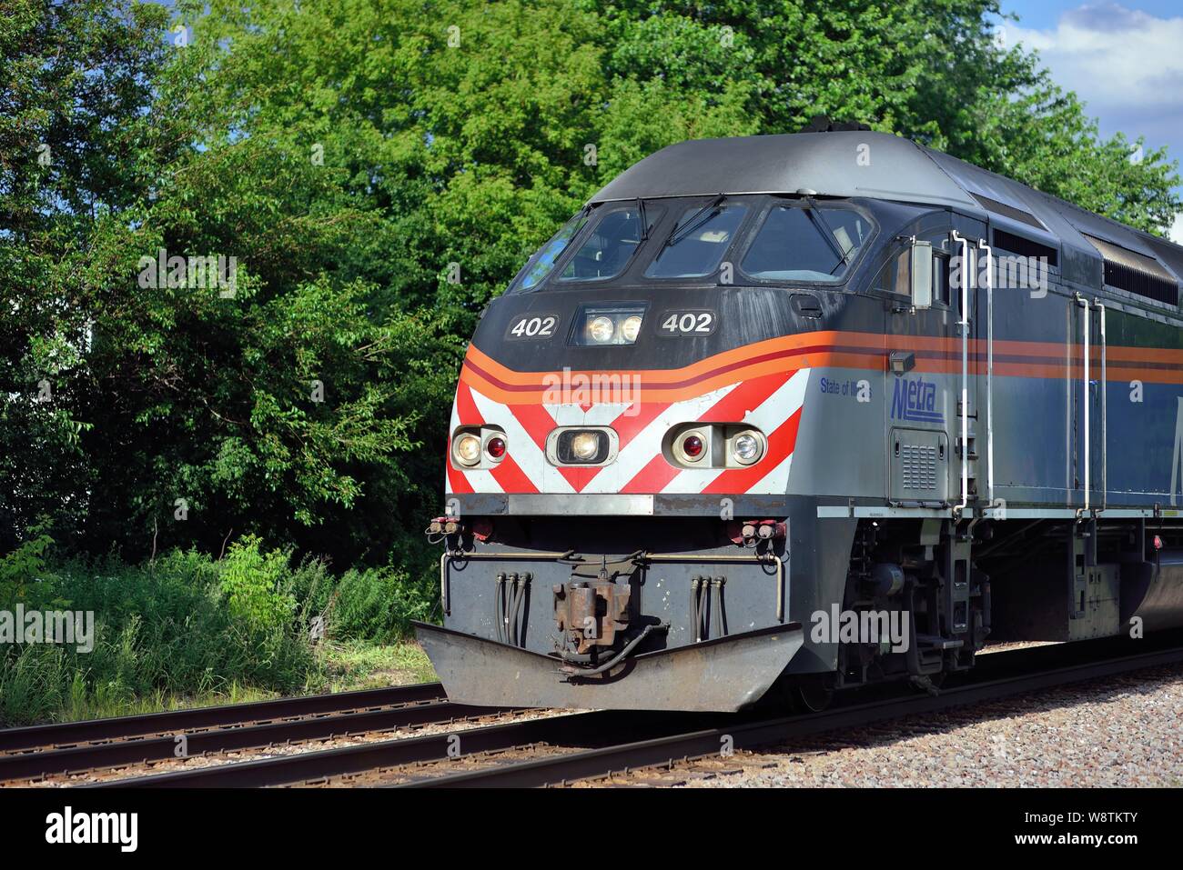 Bartlett, Illinois, USA. Ein Metra Lokomotive drücken ein Nahverkehrszug nach leaveing die Bartlett Pendler Station auf seiner Reise nach Chicago. Stockfoto