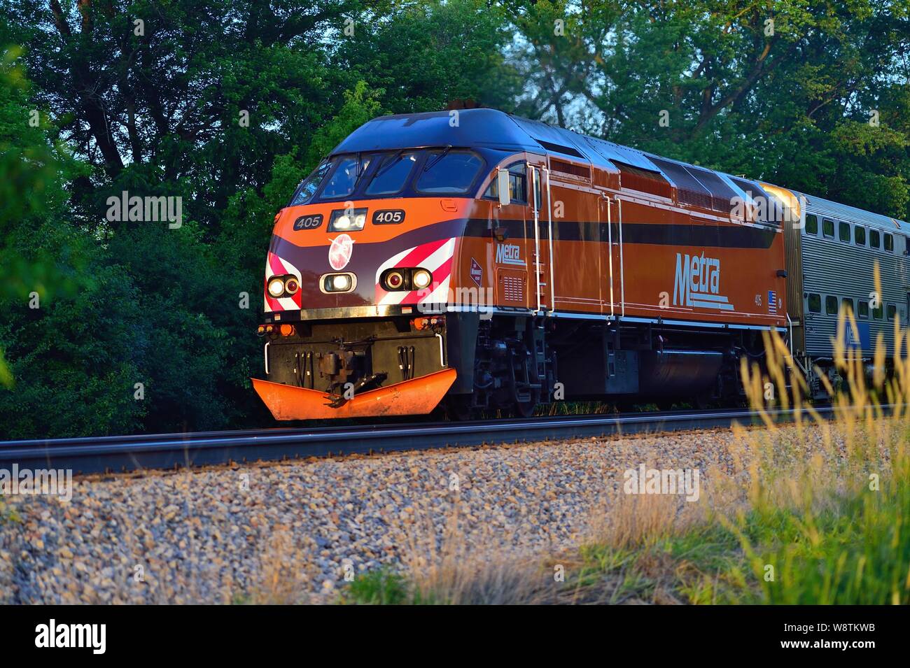 Bartlett, Illinois, USA. Ein Metra Lokomotive zieht ein Nahverkehrszug nach dem Anhalten an der Bartlett Pendler Station auf seiner Reise von Chicago. Stockfoto
