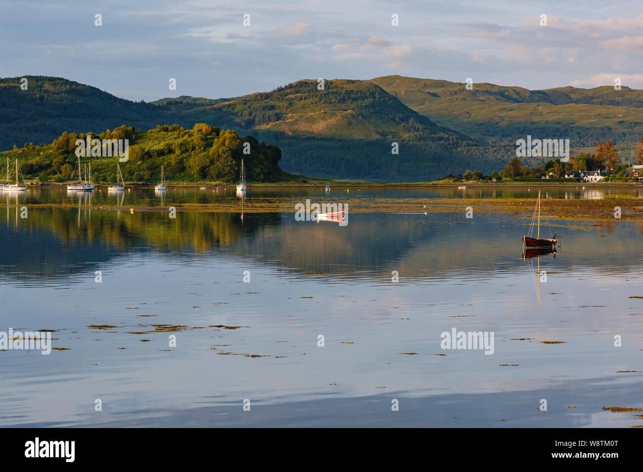 Loch Carron, NW Highlands von Schottland mit Yachten und Boote. Von der A896 Straße im Dorf von Lochcarron, auf der Route von NC500 Stockfoto