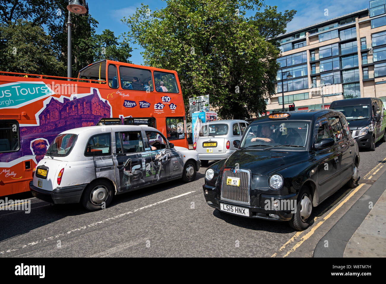 Taxis und Busse auf einem überlasteten Waverley Bridge mit Blick auf die Princes Street, Edinburgh, Schottland, Großbritannien führt. Stockfoto